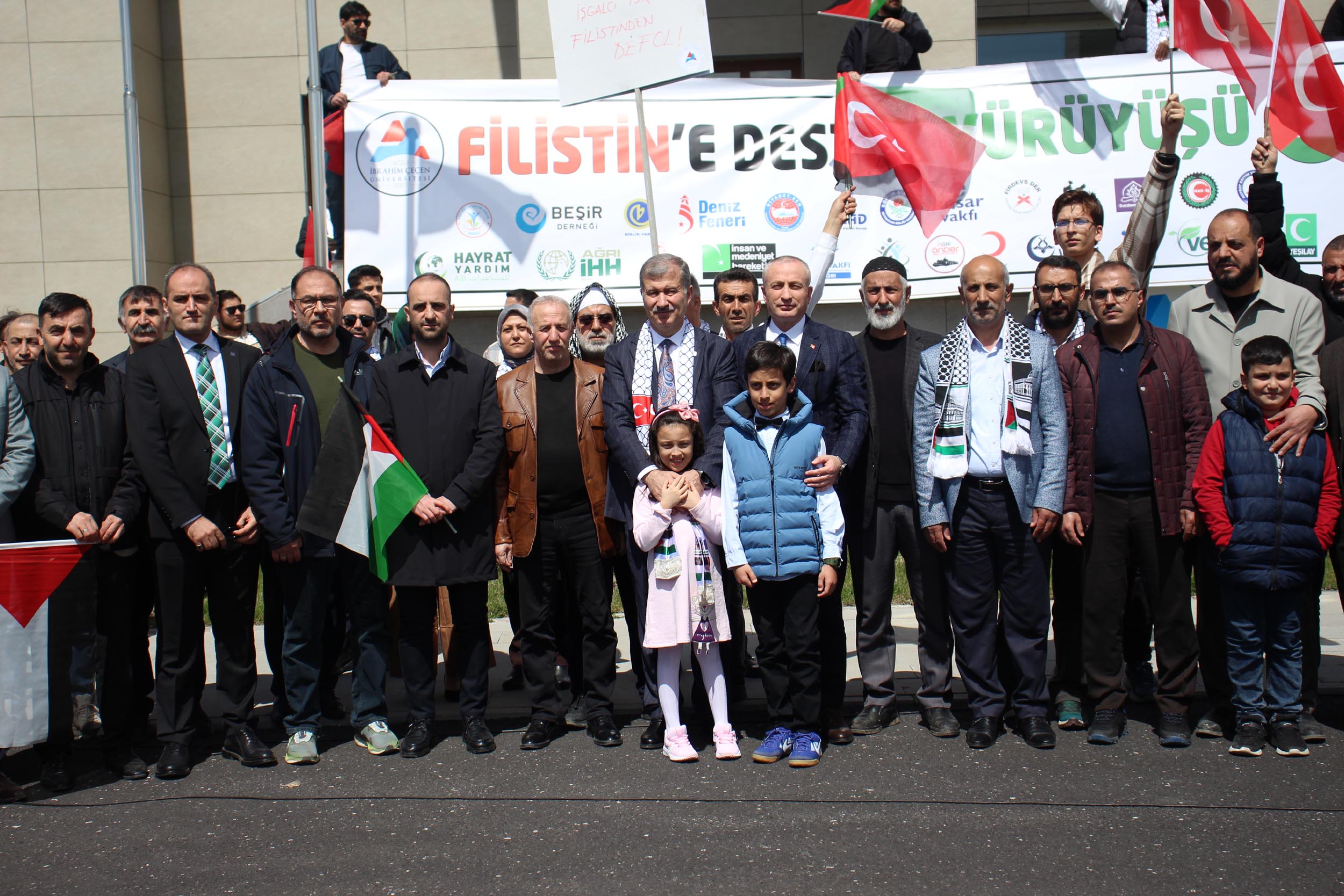 AİÇÜ protestosu slogan atan grup