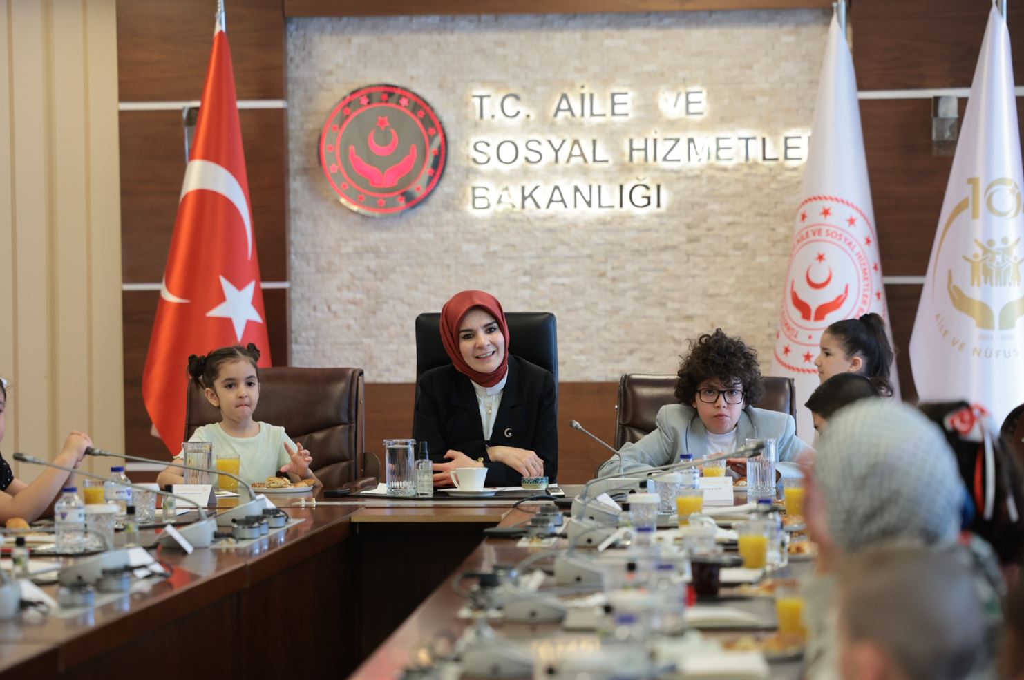 Bakan Göktaş ve çocuklar