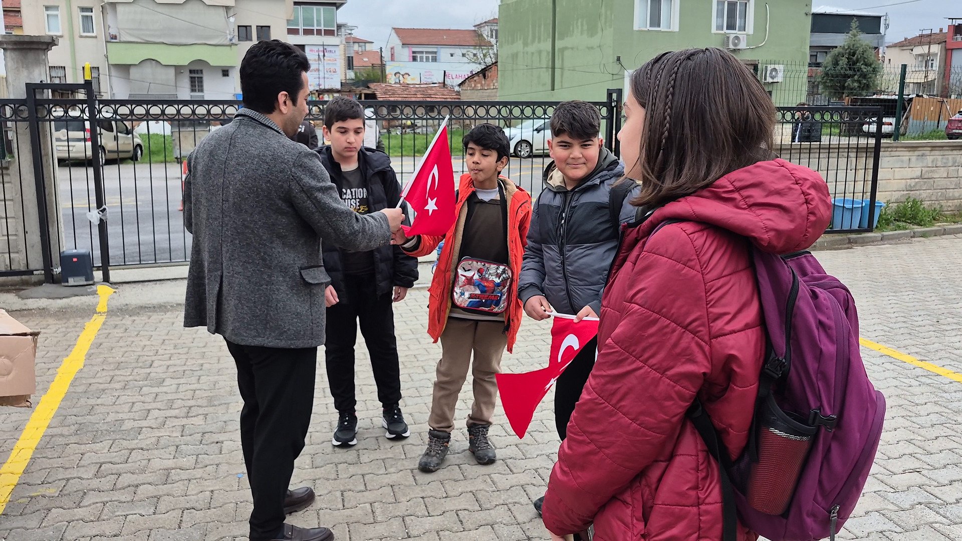 Malatya öğrenciler Türk bayrağı karşılama