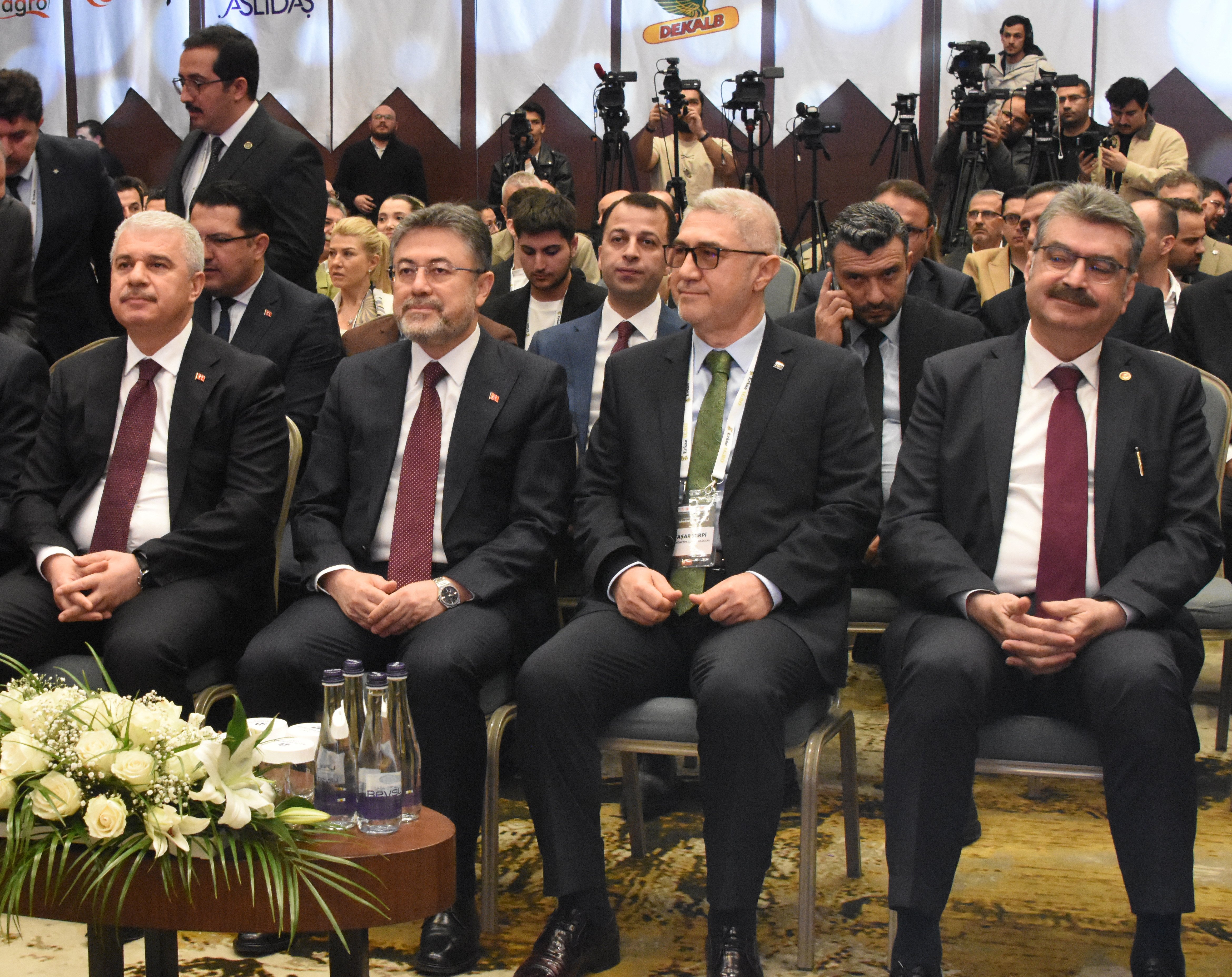 Bakan İbrahim Yumaklı kongrede konuşma yaparken