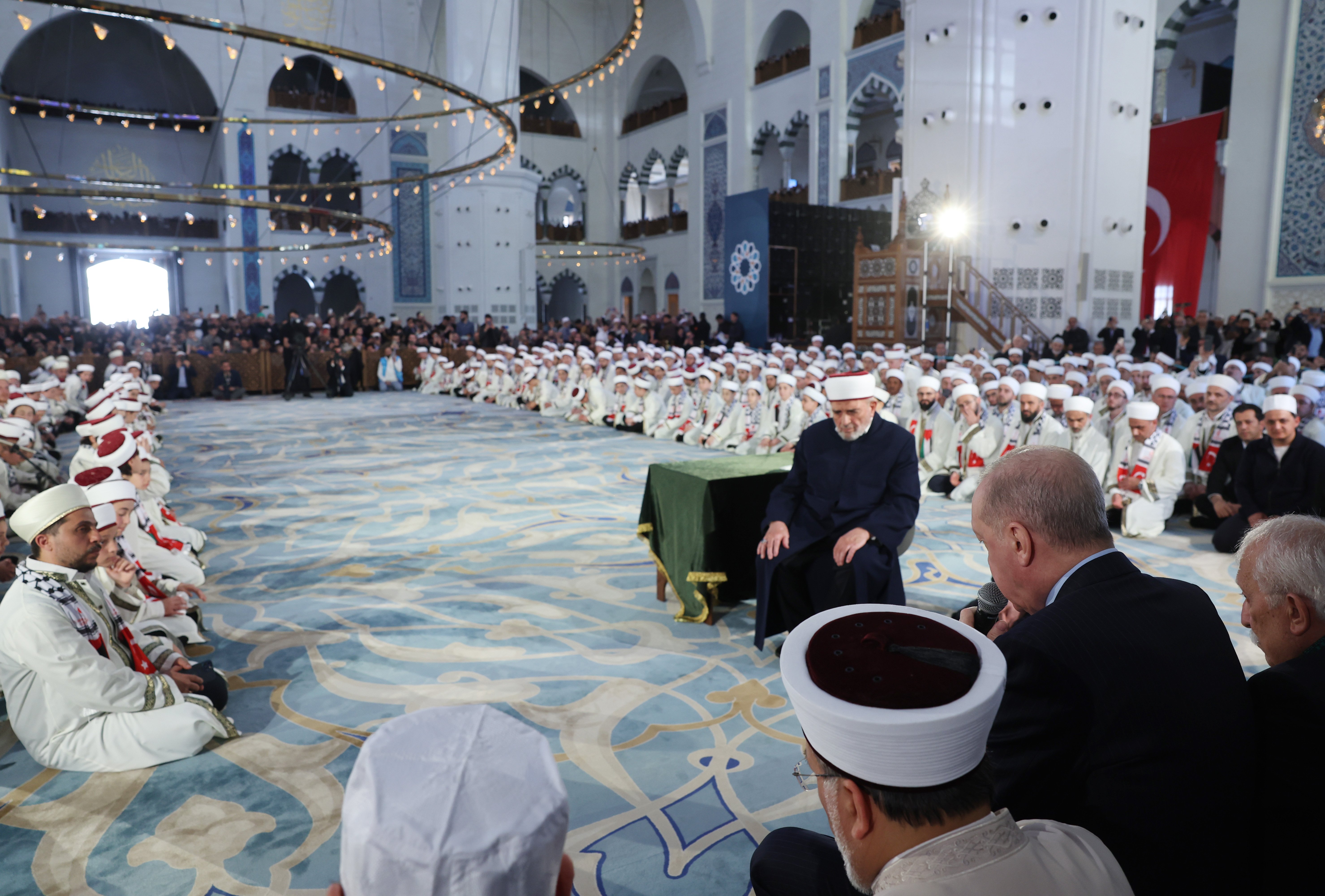 İcazet töreninde hafızlara belge veriliyor