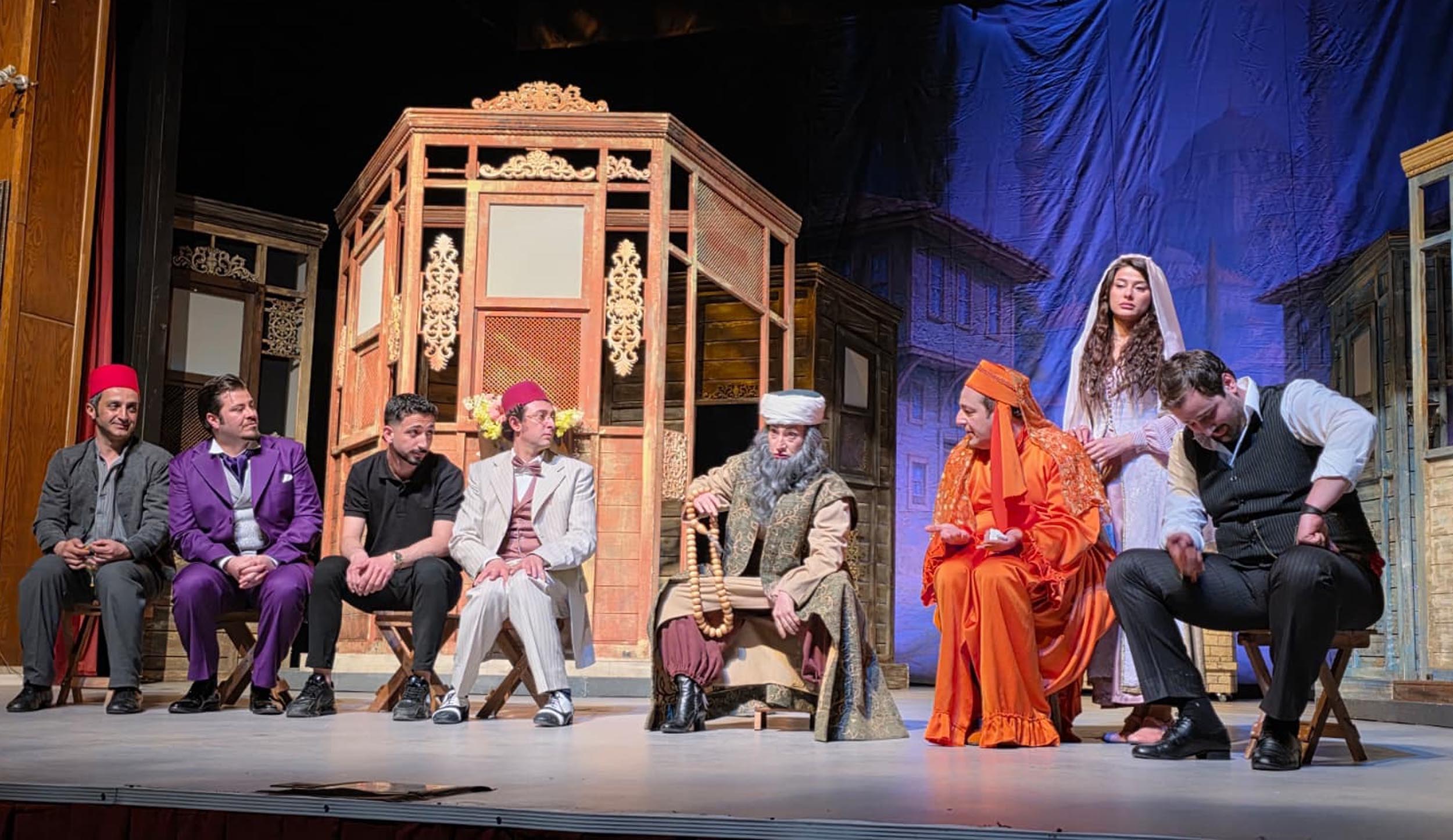 Öğrenciler Tiyatro Oyunu İzliyor