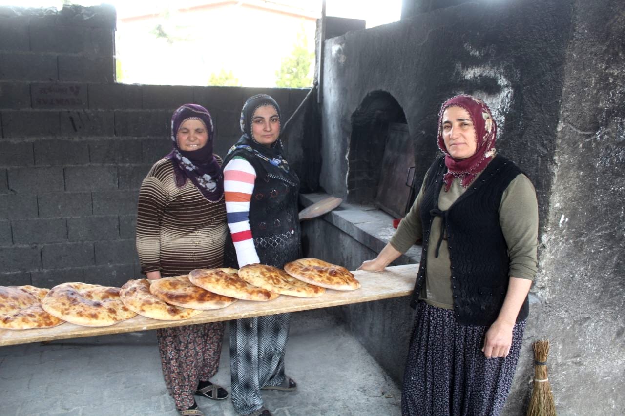 İmece usulü yol yapım çalışmalarının genel görünümü