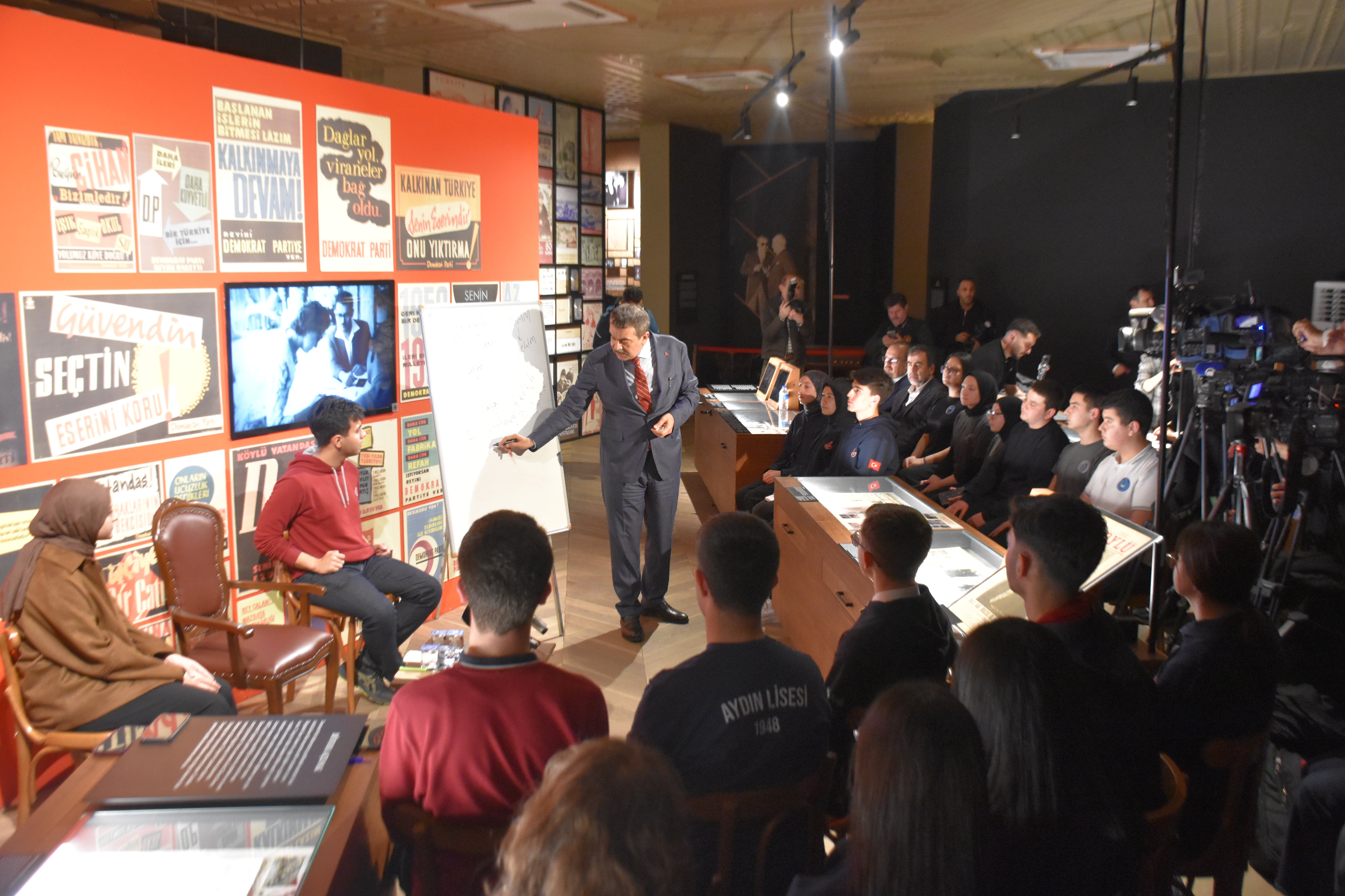 Bakan Tekin Öğrencilerle Sohbet