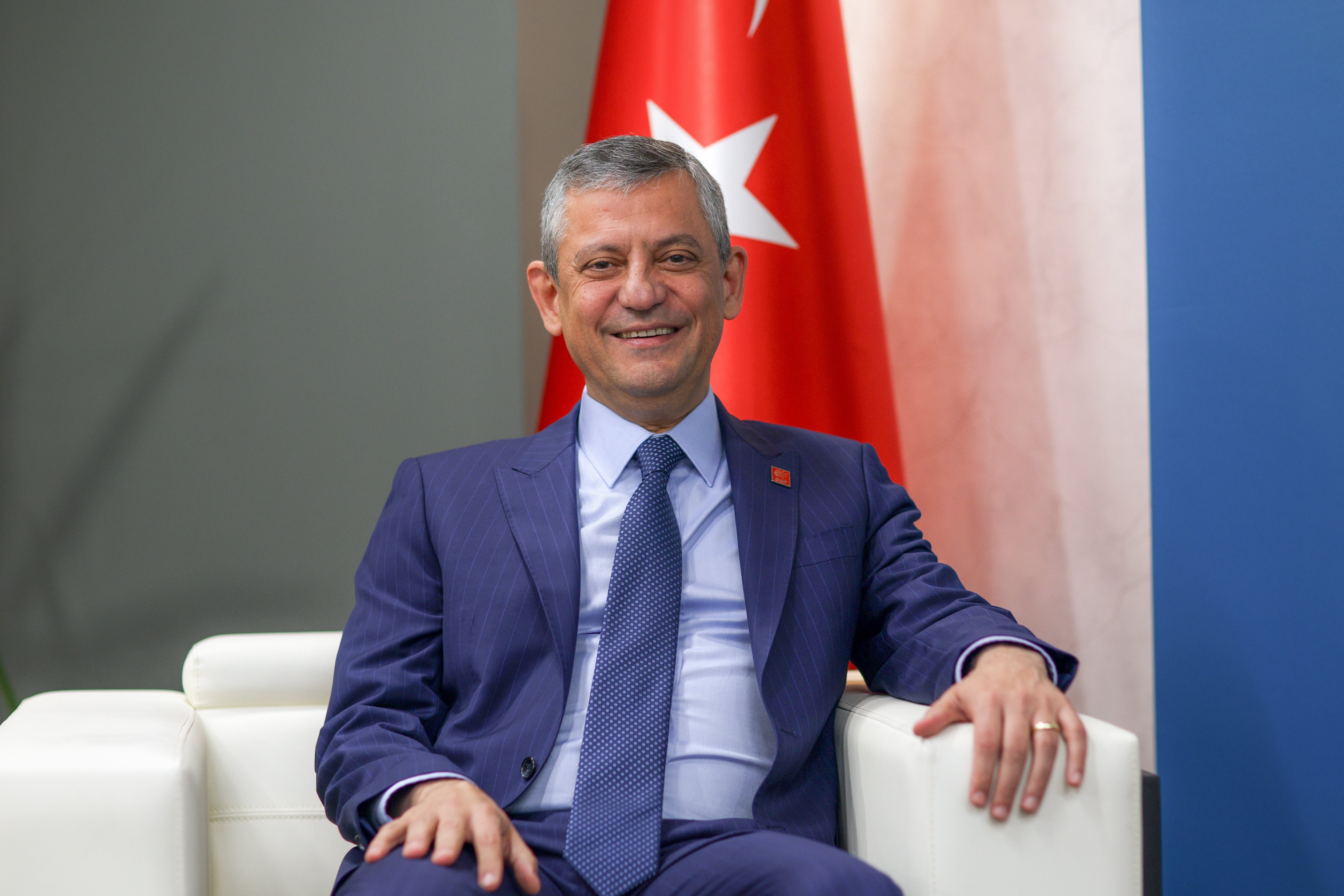 Özgür Özel basın toplantısında konuşuyor