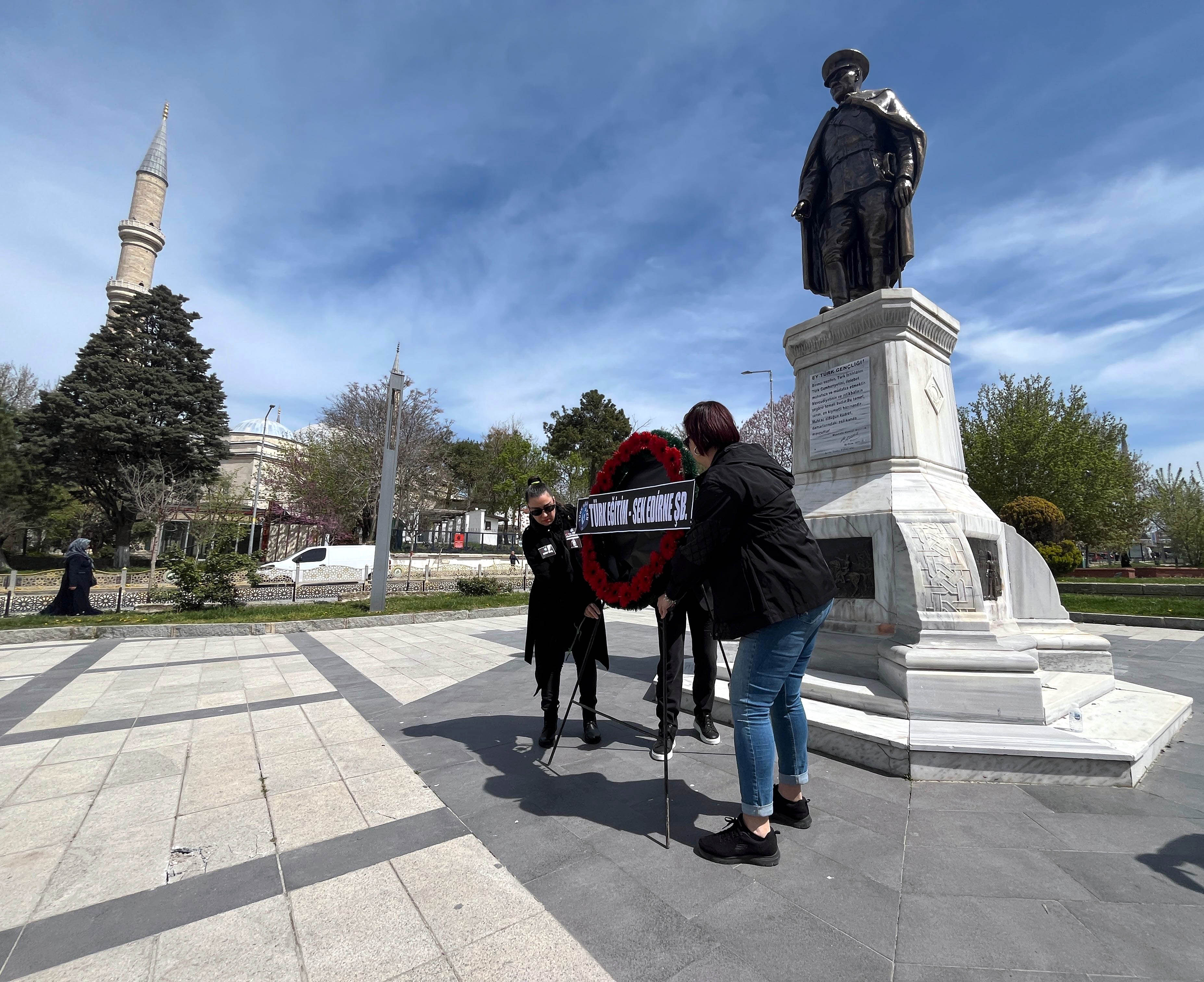 Mustafa Kaplan konuşma yapıyor