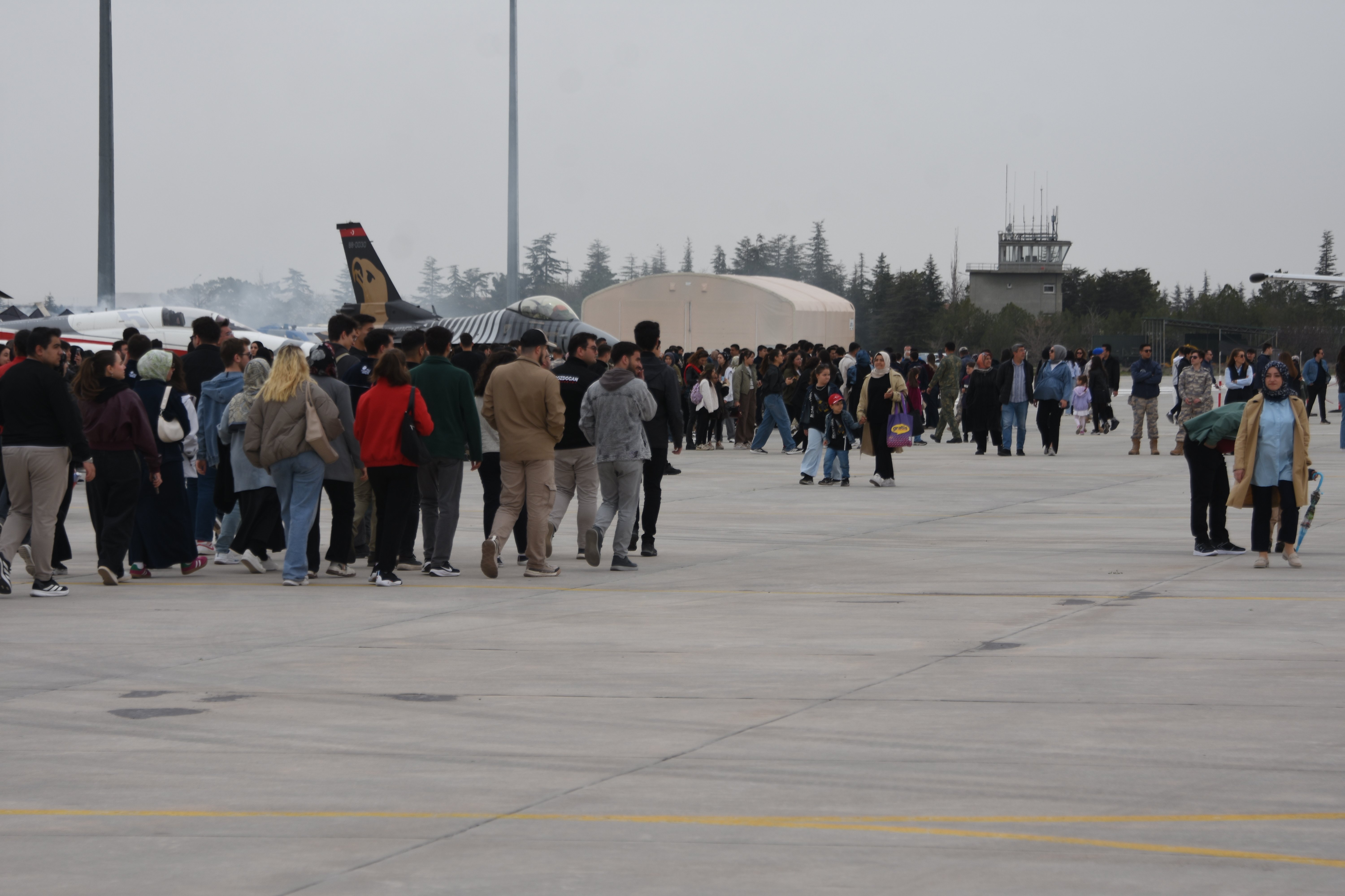 Öğrenciler uçakları inceliyor