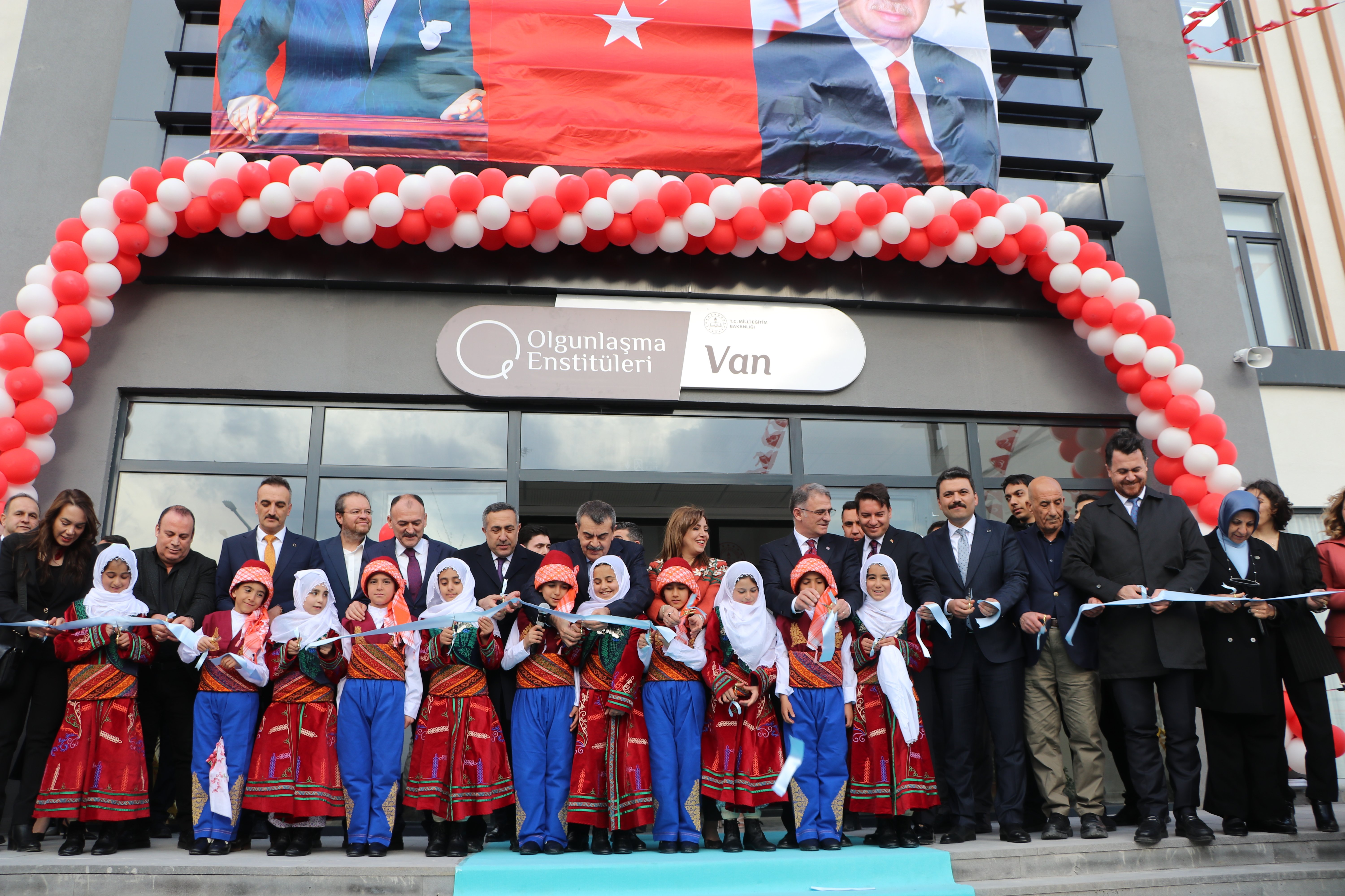 Bakan Tekin öğretmenler odasında