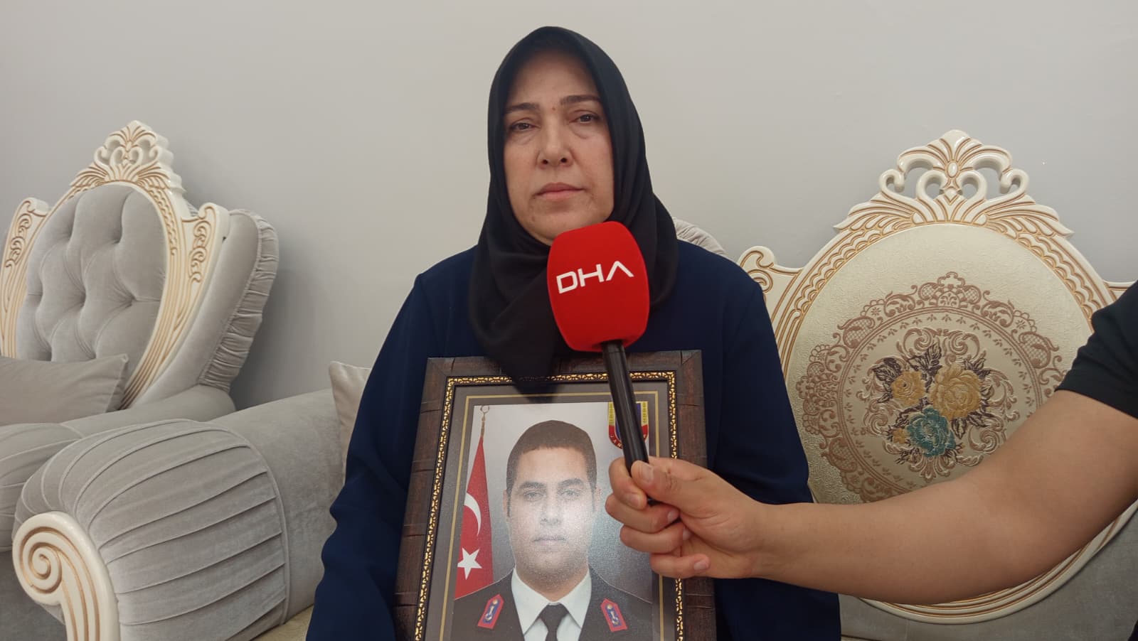 Minik Sezer, şehit amcasının mezar taşını öptü.