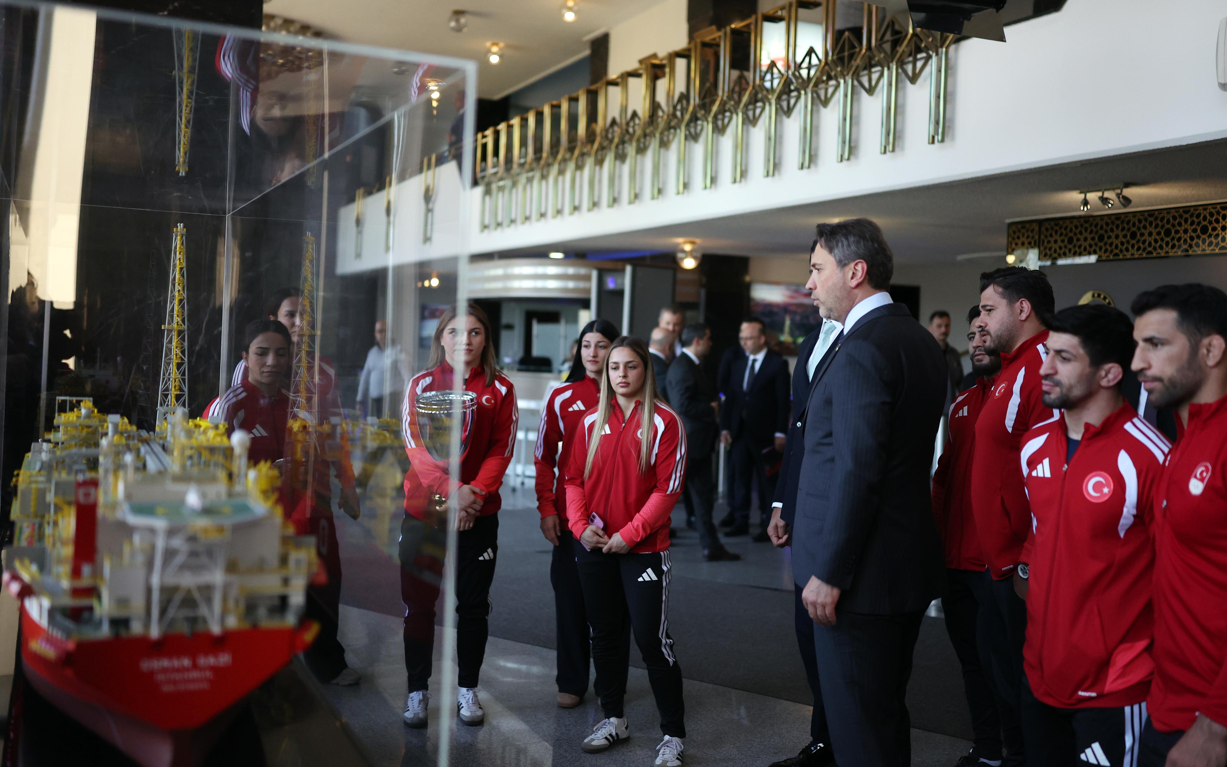 Bakan Alparslan Bayraktar, milli güreşçileri ağırladı