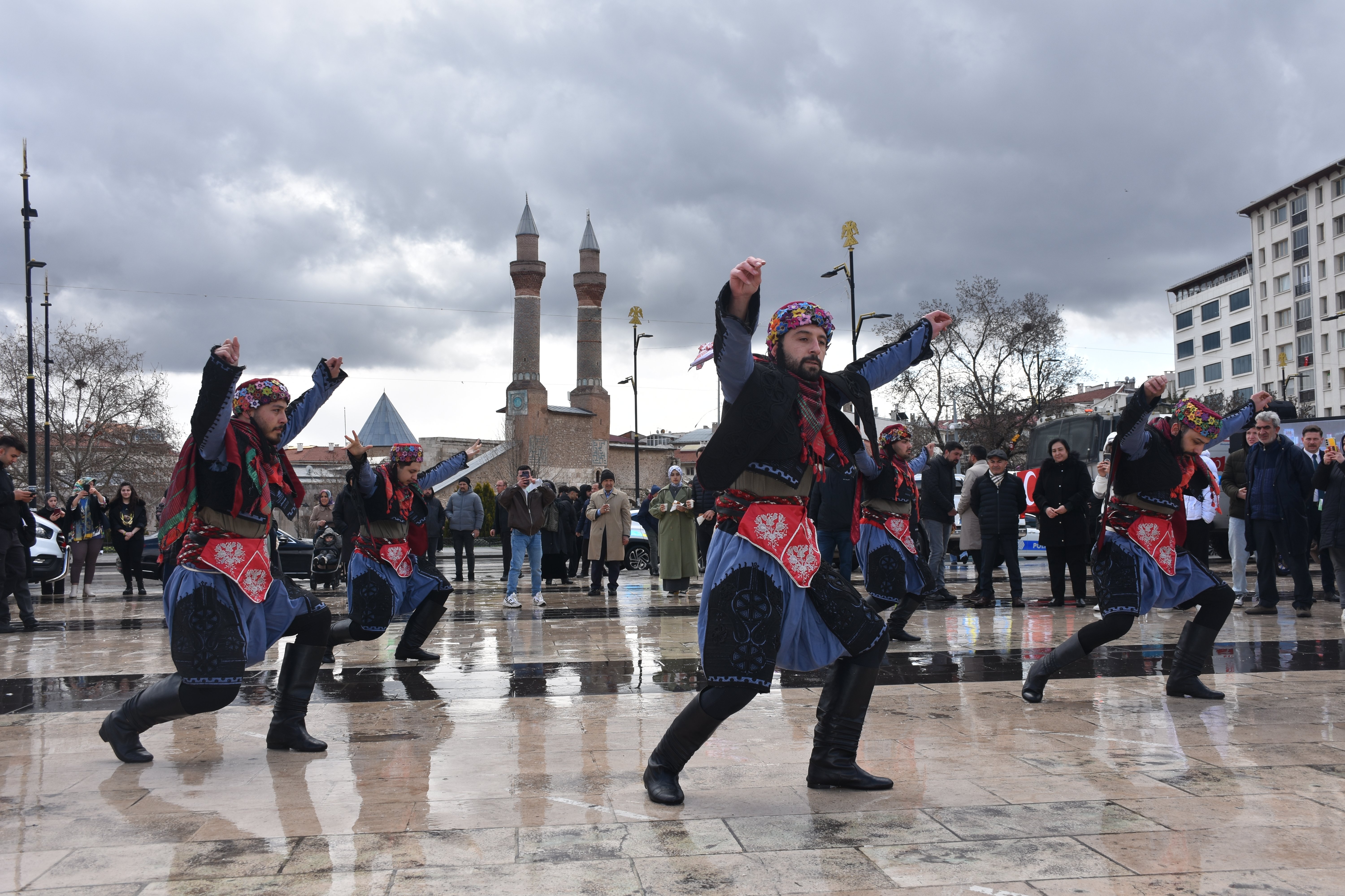Vali Şimşek Polis Stantlarında