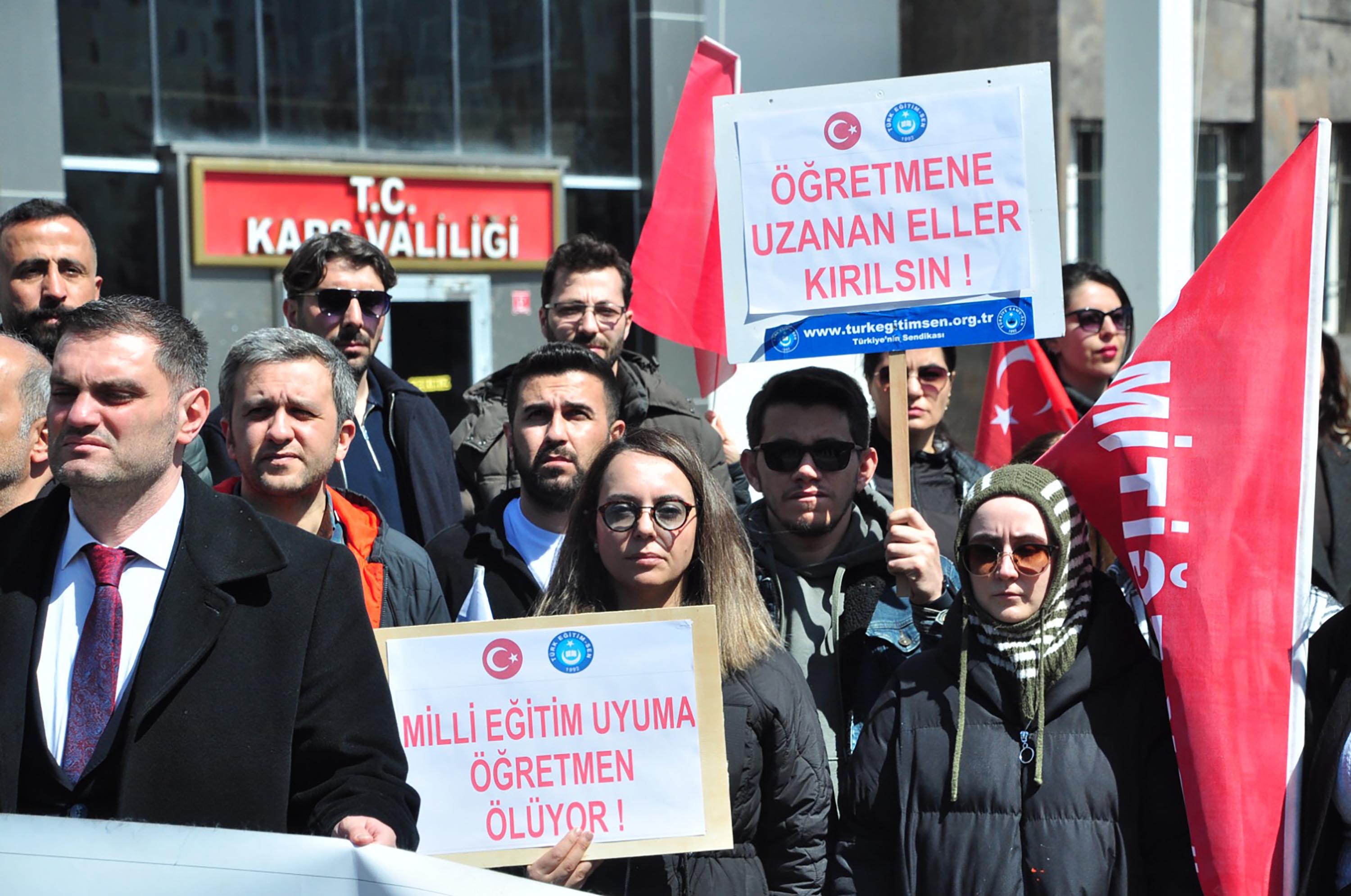 Öğretmenler protesto pankartları