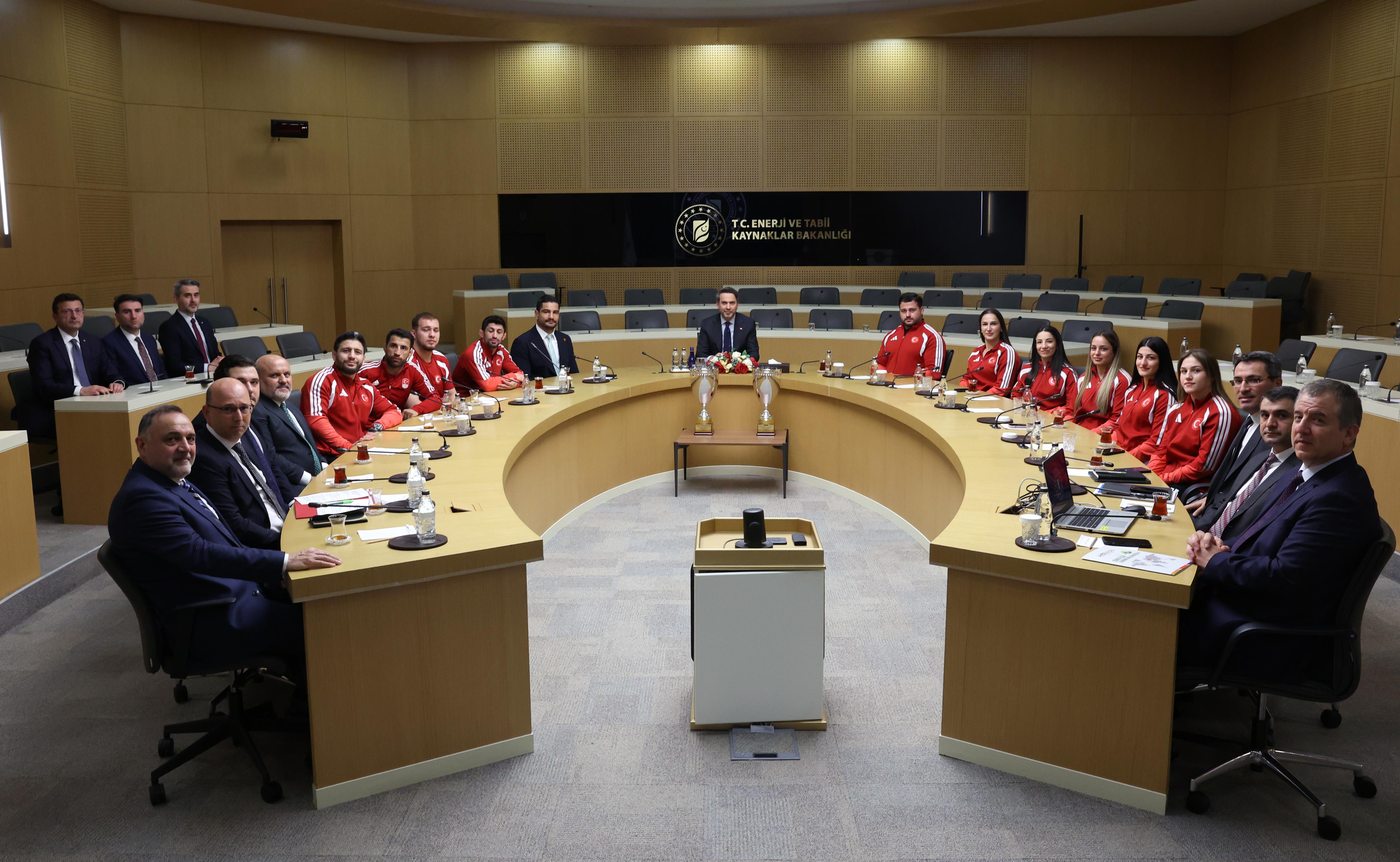 Milli güreşçiler Bakan Bayraktar ile bir arada