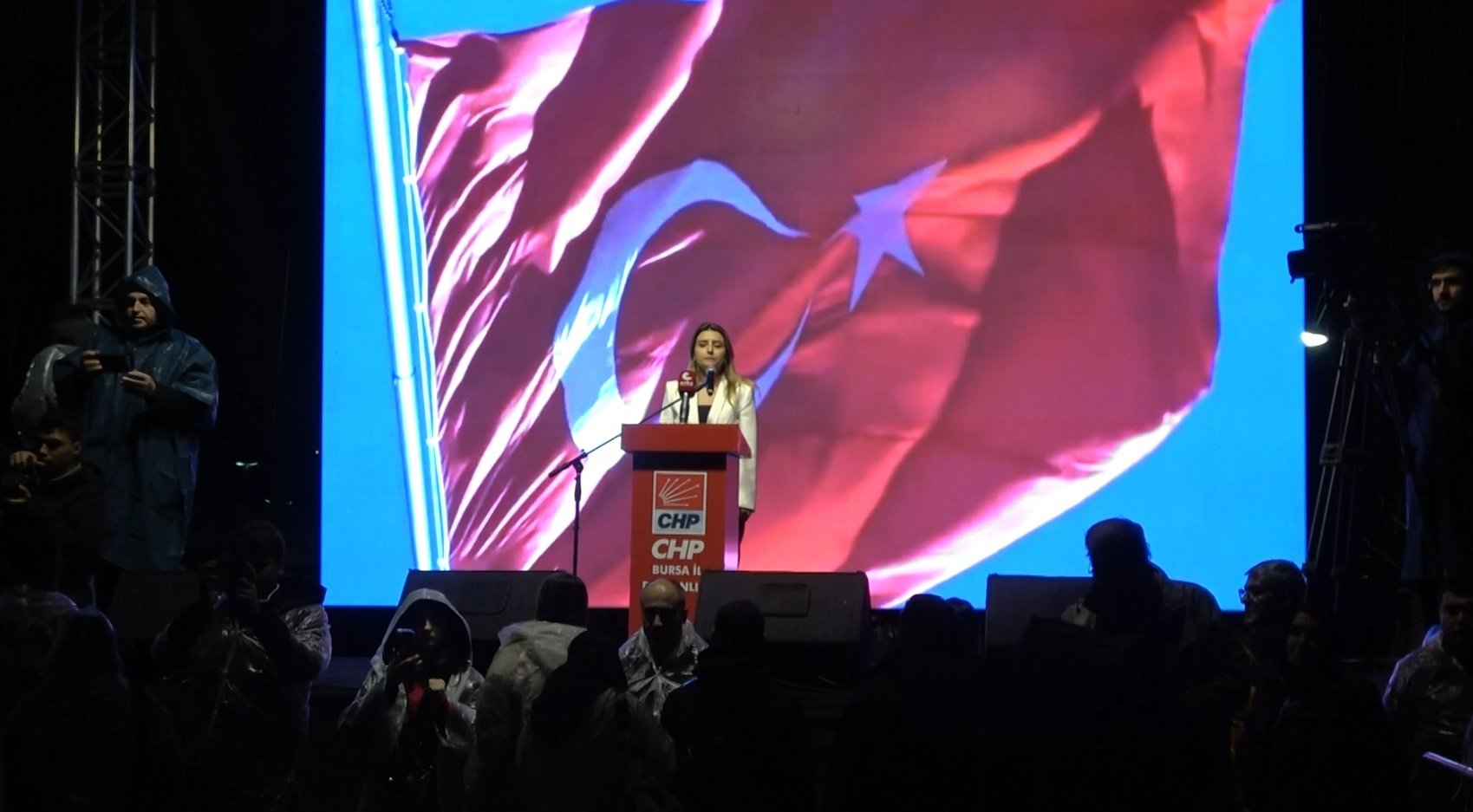 Bursa Büyükşehir Belediyesi önünde toplanan kalabalık