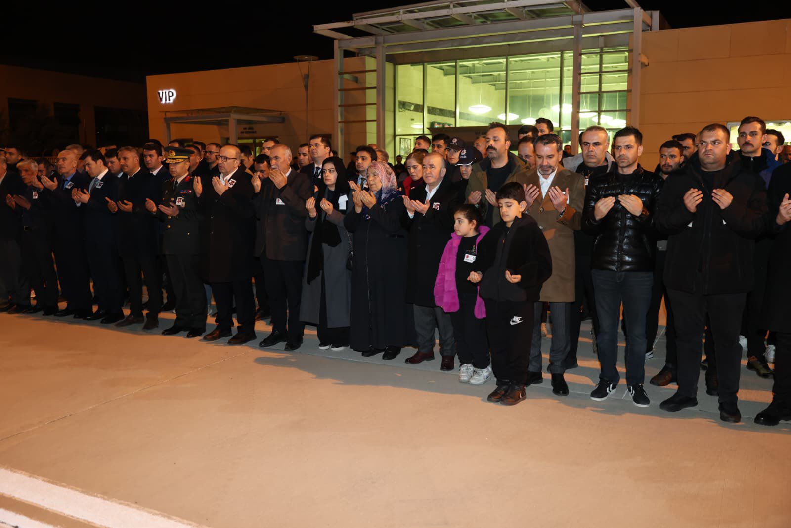 Şehit polis cenazesi havalimanı töreni