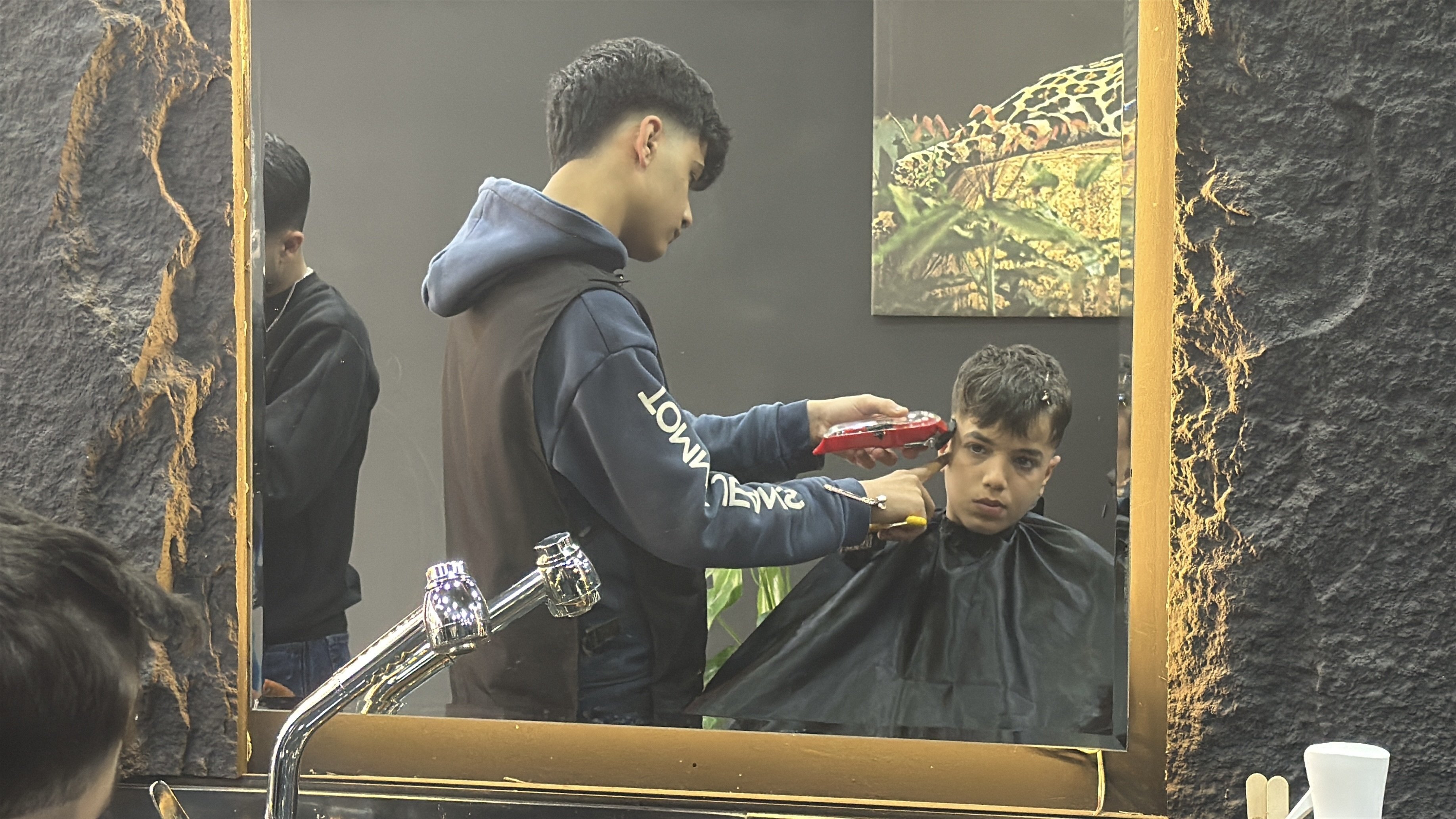 Yalovalı Berber Mehdi Kabak çocukları tıraş ediyor