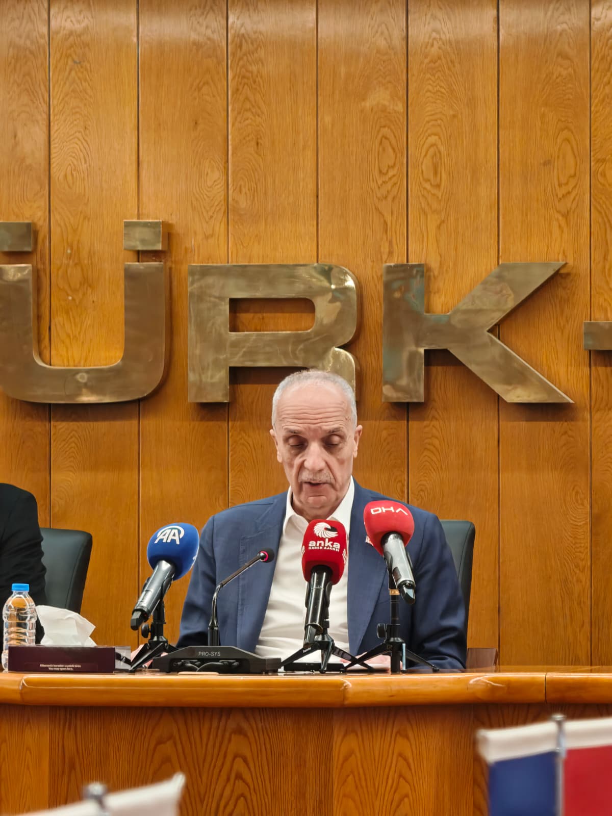 Ergün Atalay basın toplantısında konuşuyor