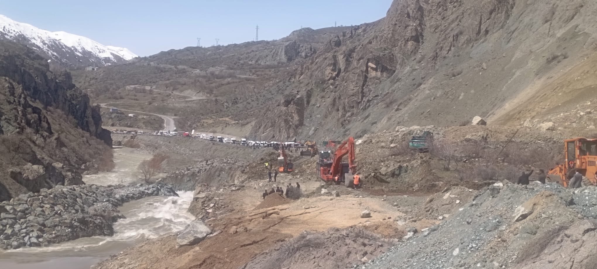 Karayolları ekipleri Hakkari Van yolu