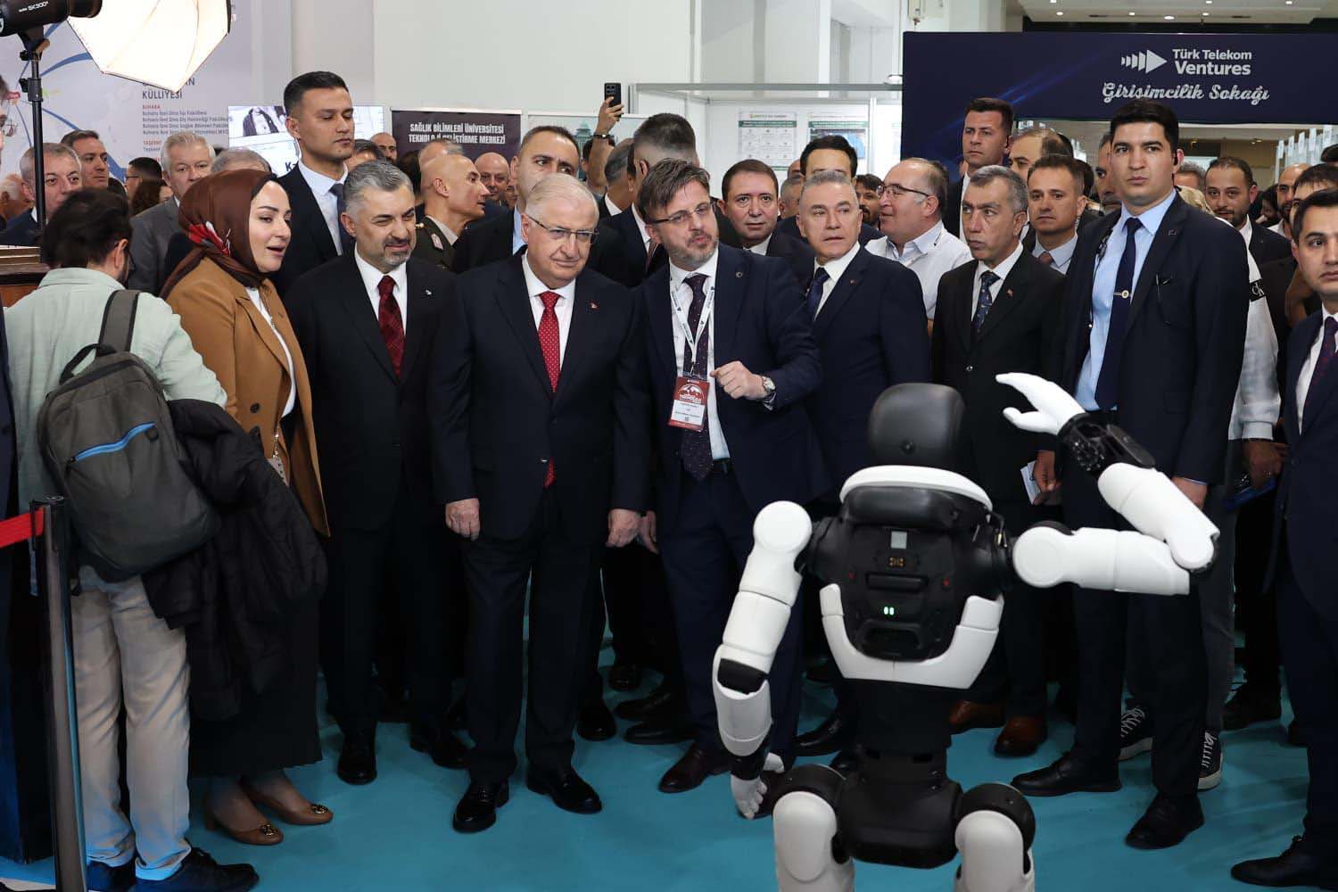 Milli Savunma Bakanı Yaşar Güler öğrencilerle sohbet