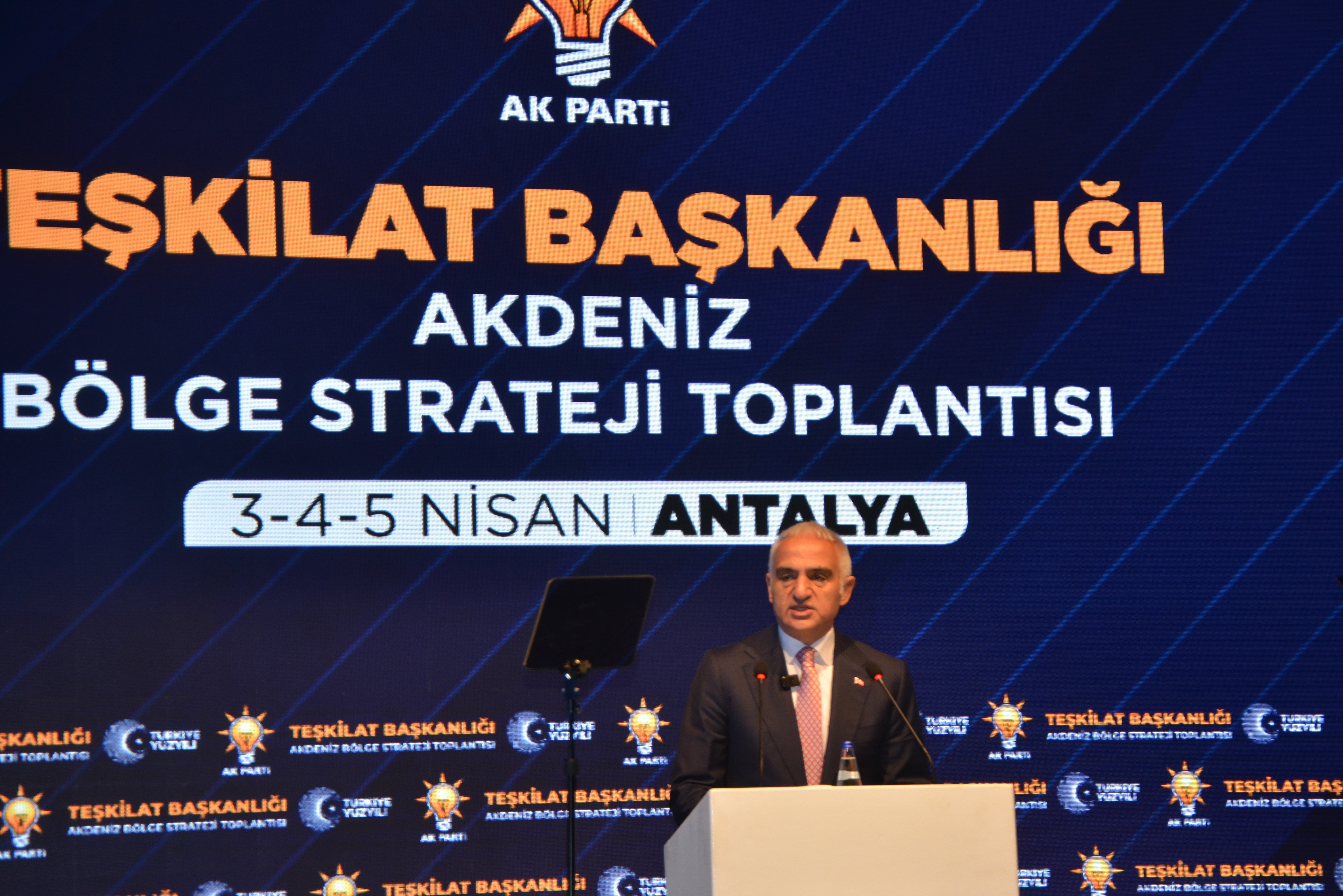 Bakan Mehmet Nuri Ersoy AK Parti toplantısında konuşuyor