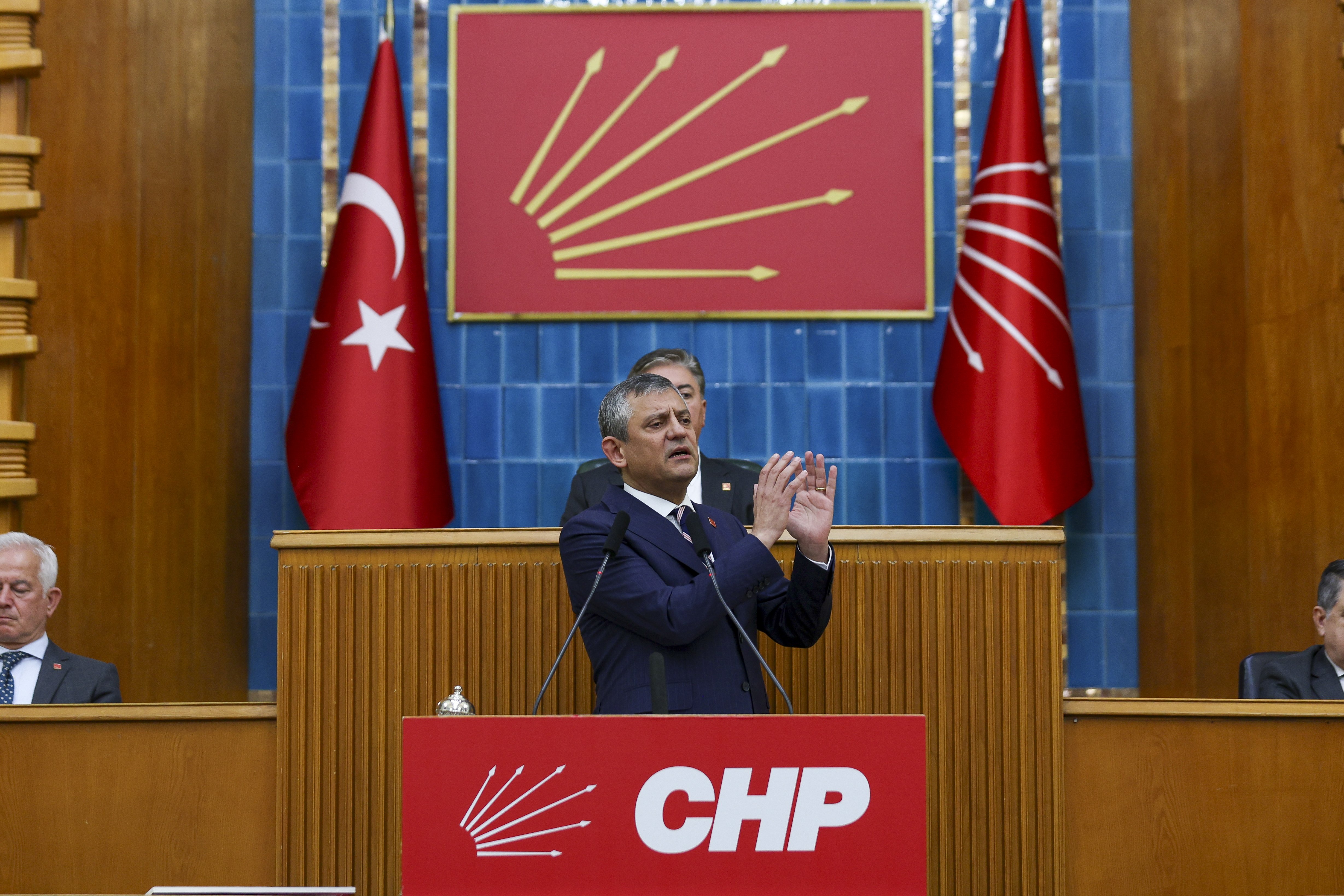 Özgür Özel konuşma yapıyor