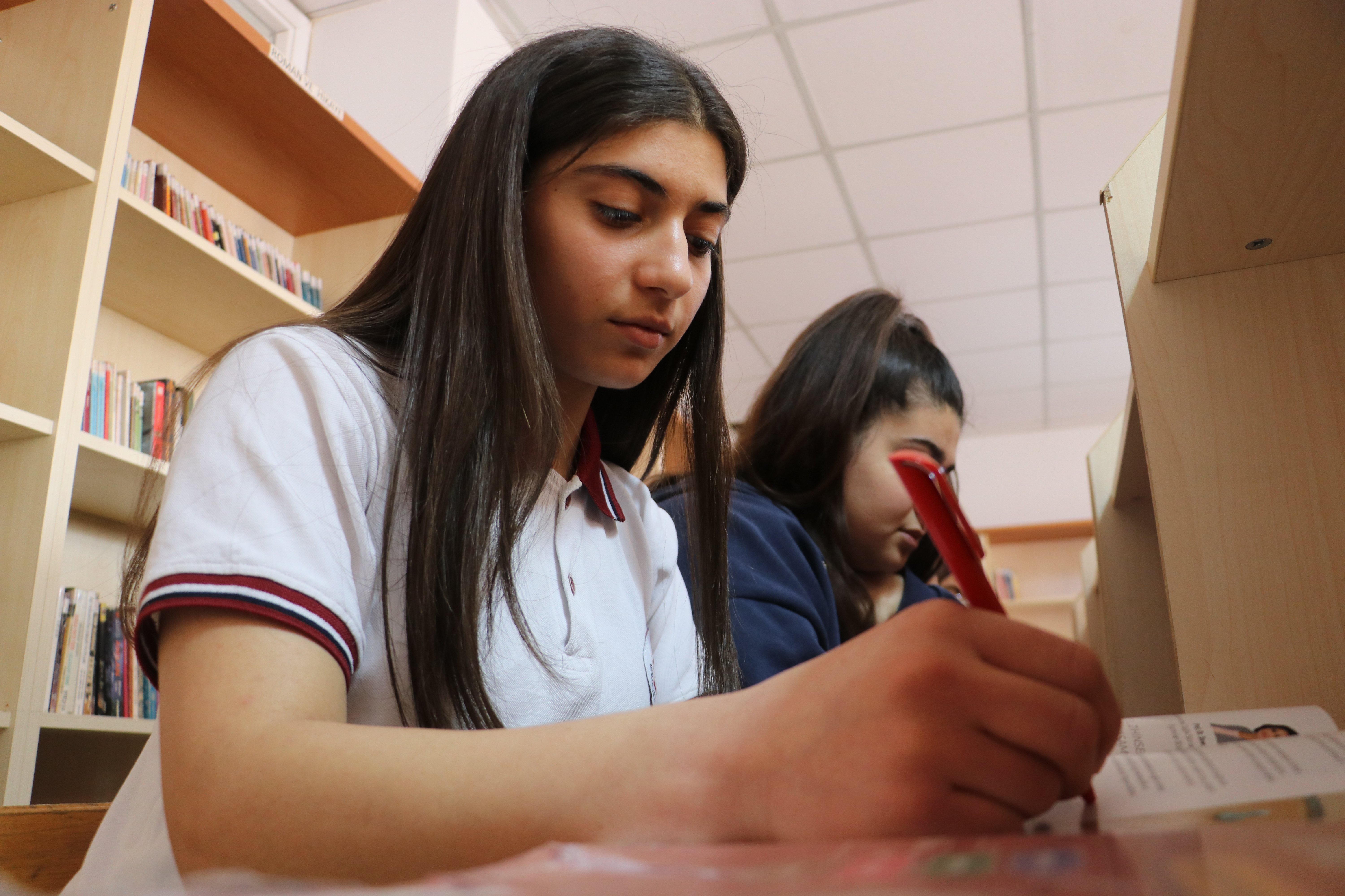 Gönüllü öğretmenler öğrencilere yardım ediyor