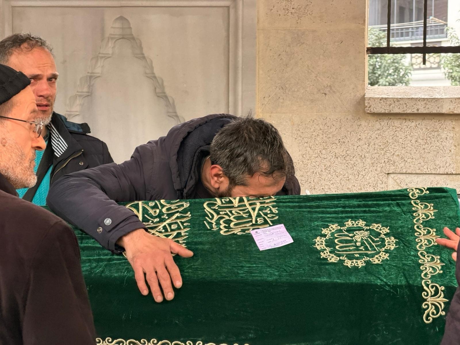 Baba Tarık Urfalı kızının tabutu başında