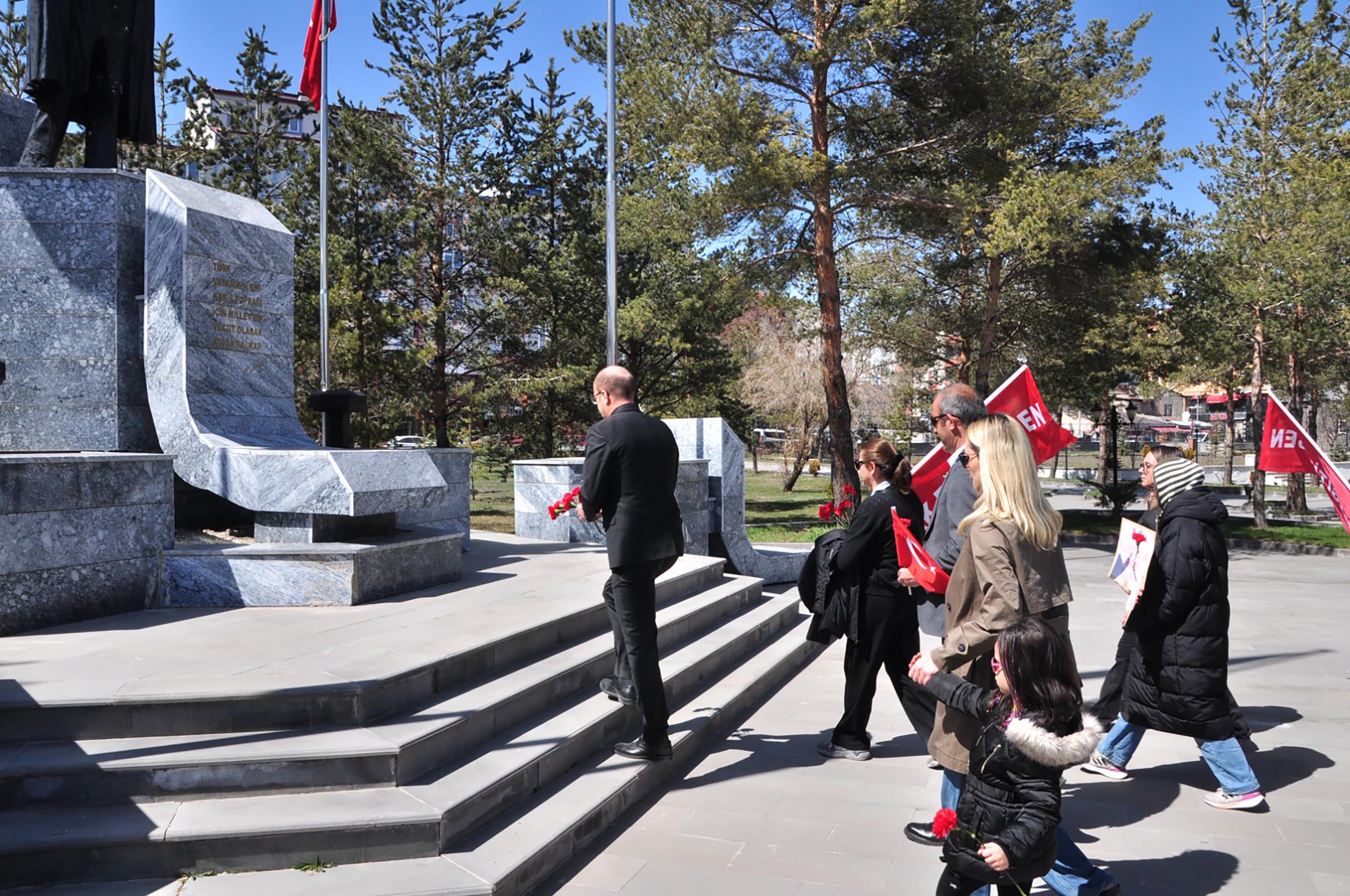 Atatürk Anıtına karanfil bırakma