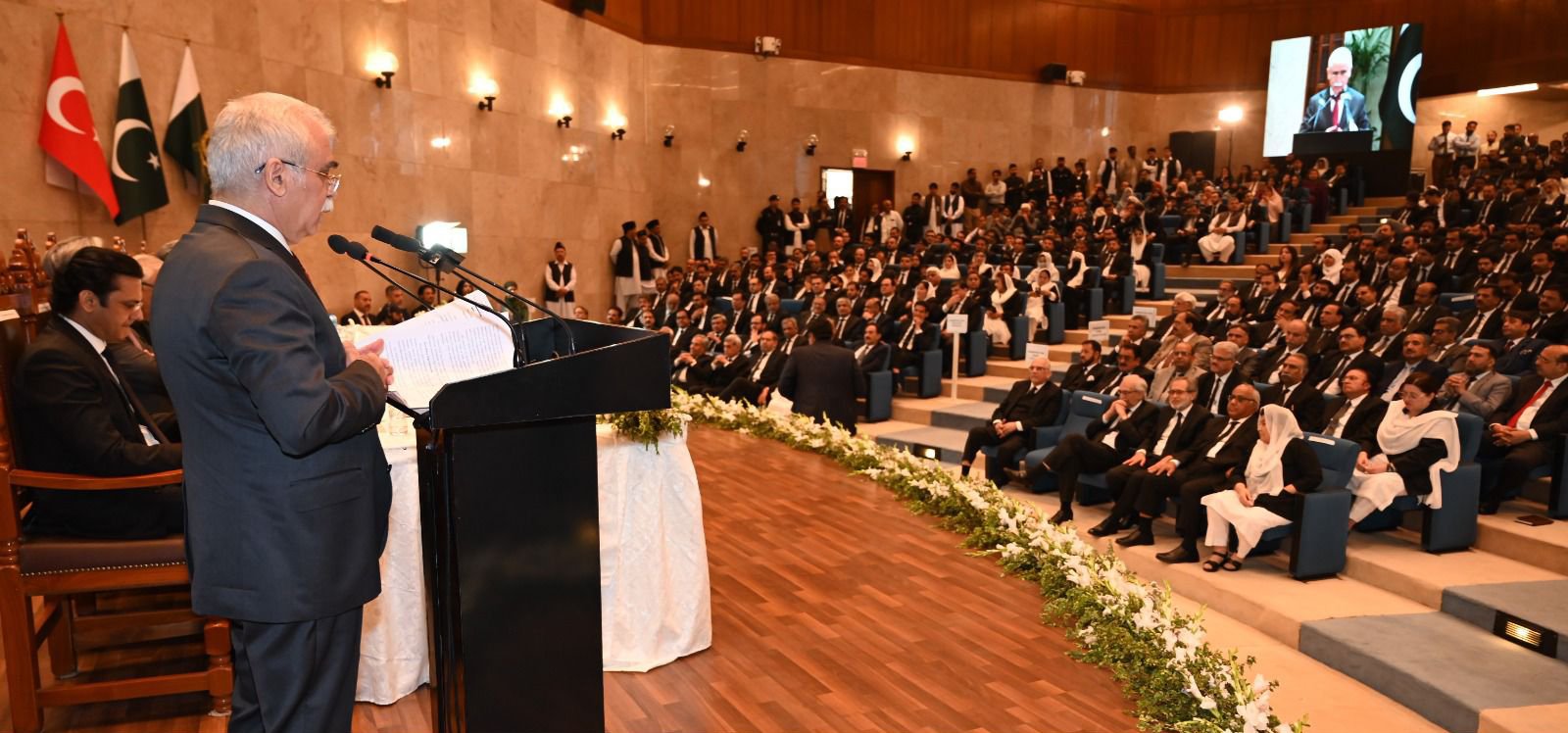 AYM Başkanı Kadir Özkaya Pakistan Yüksek Mahkemesi Başyargıcı Yahya Afridi ile mutabakat imzalıyor