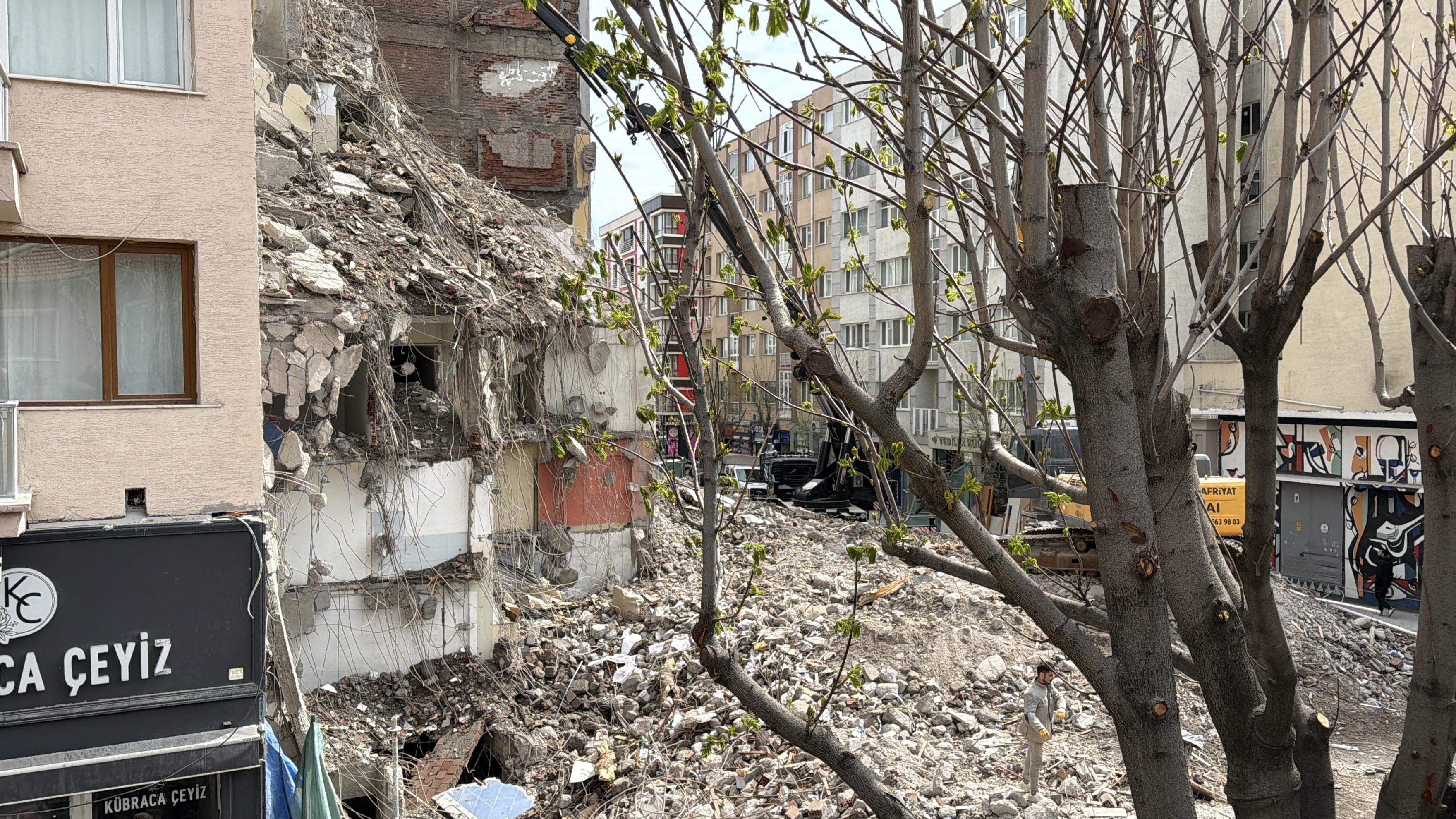 Eskişehir yıkılan bina enkazı