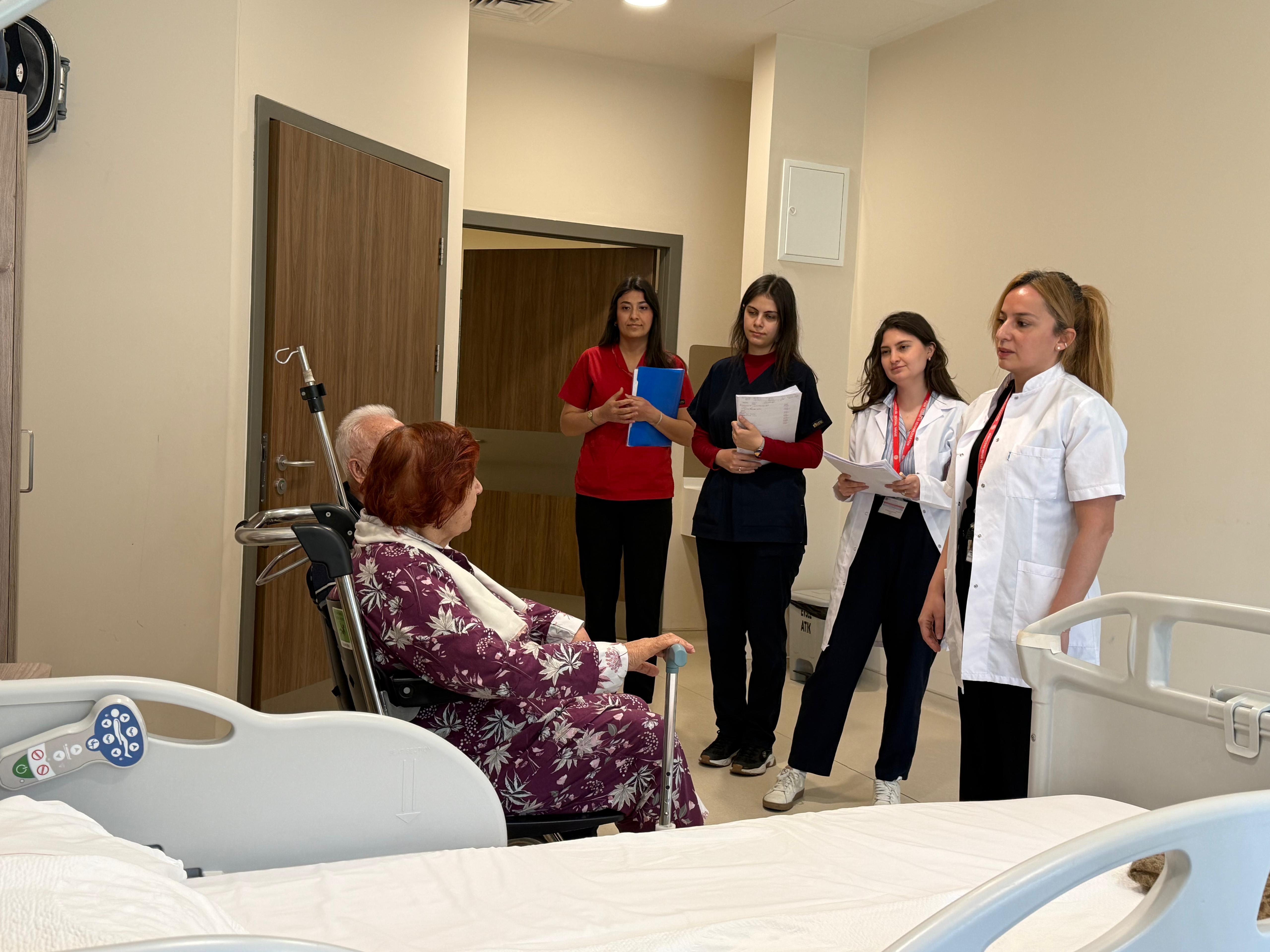 Doç. Dr. Aslıhan Uzunkulaoğlu hasta ile ilgileniyor