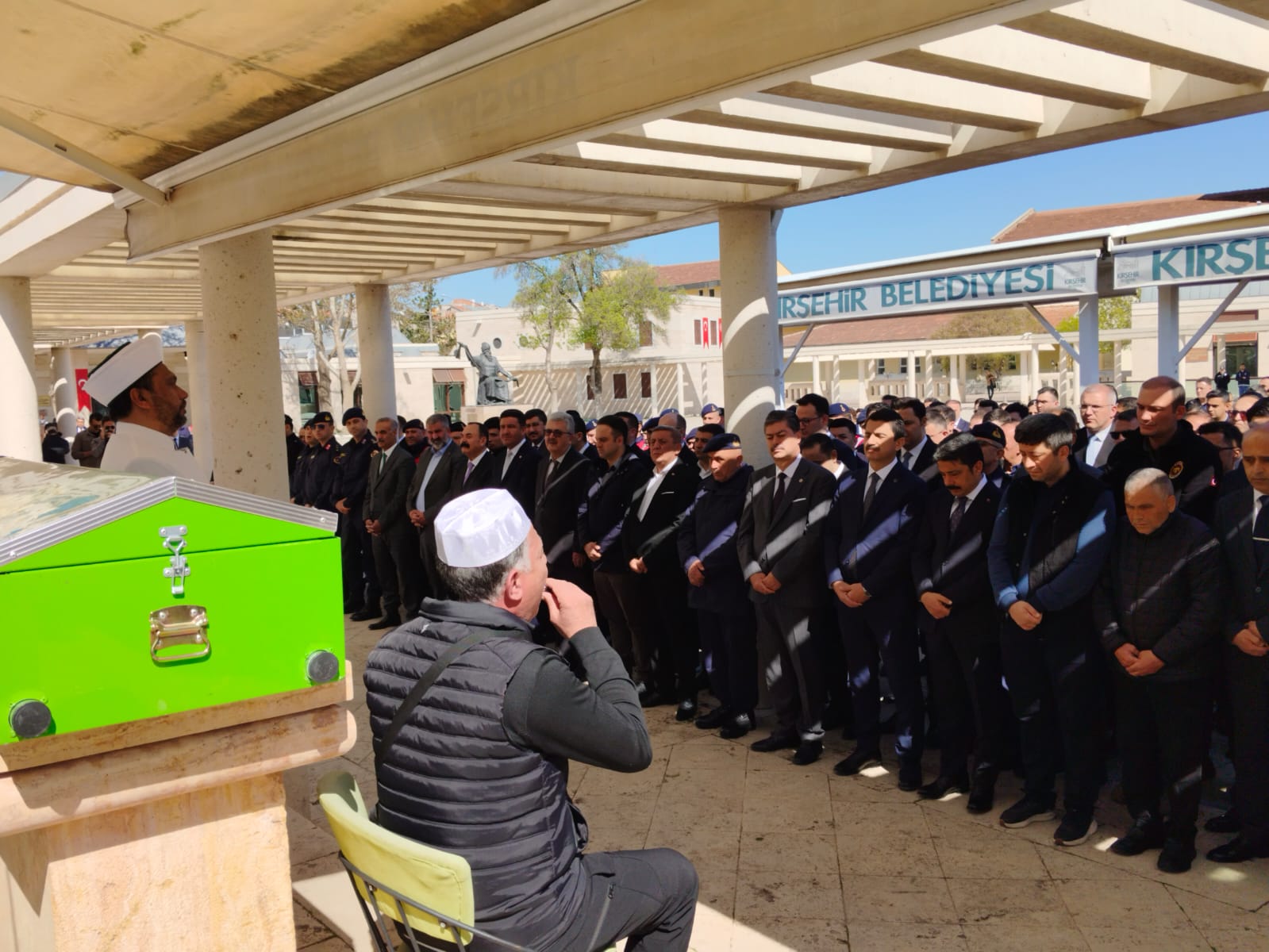 Cenaze töreni kalabalık