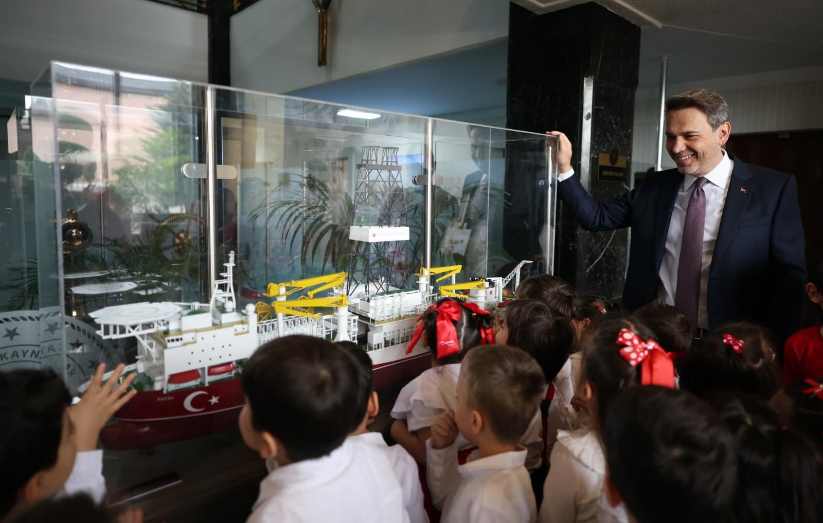 Bakan Alparslan Bayraktar, resim sergisinde çocuklarla birlikte