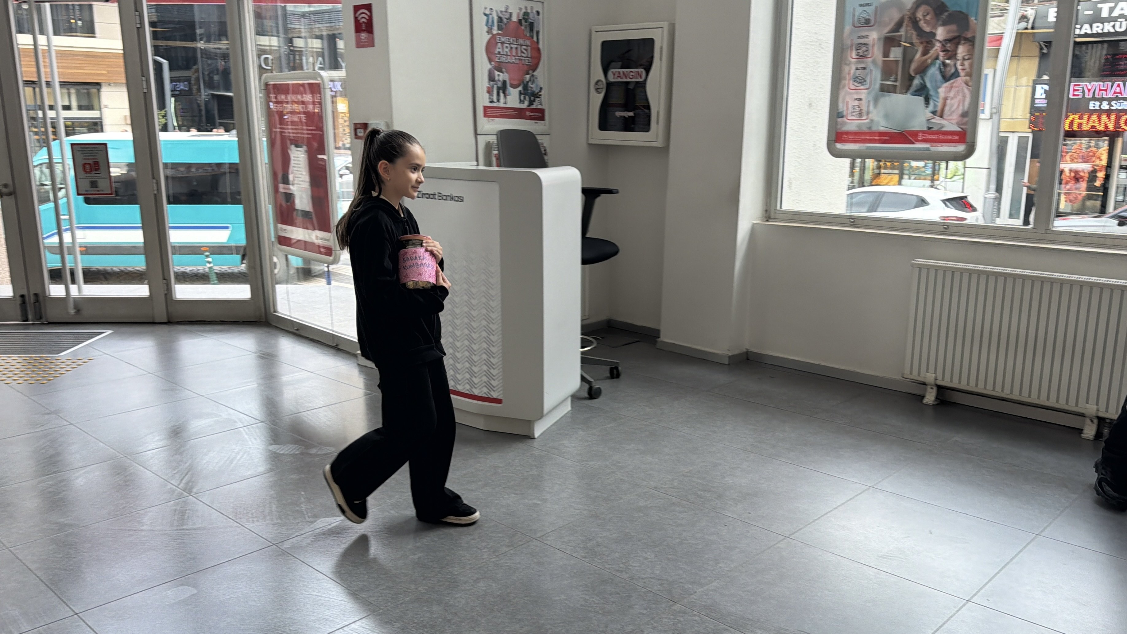 Berra Şişman bağış yaparken