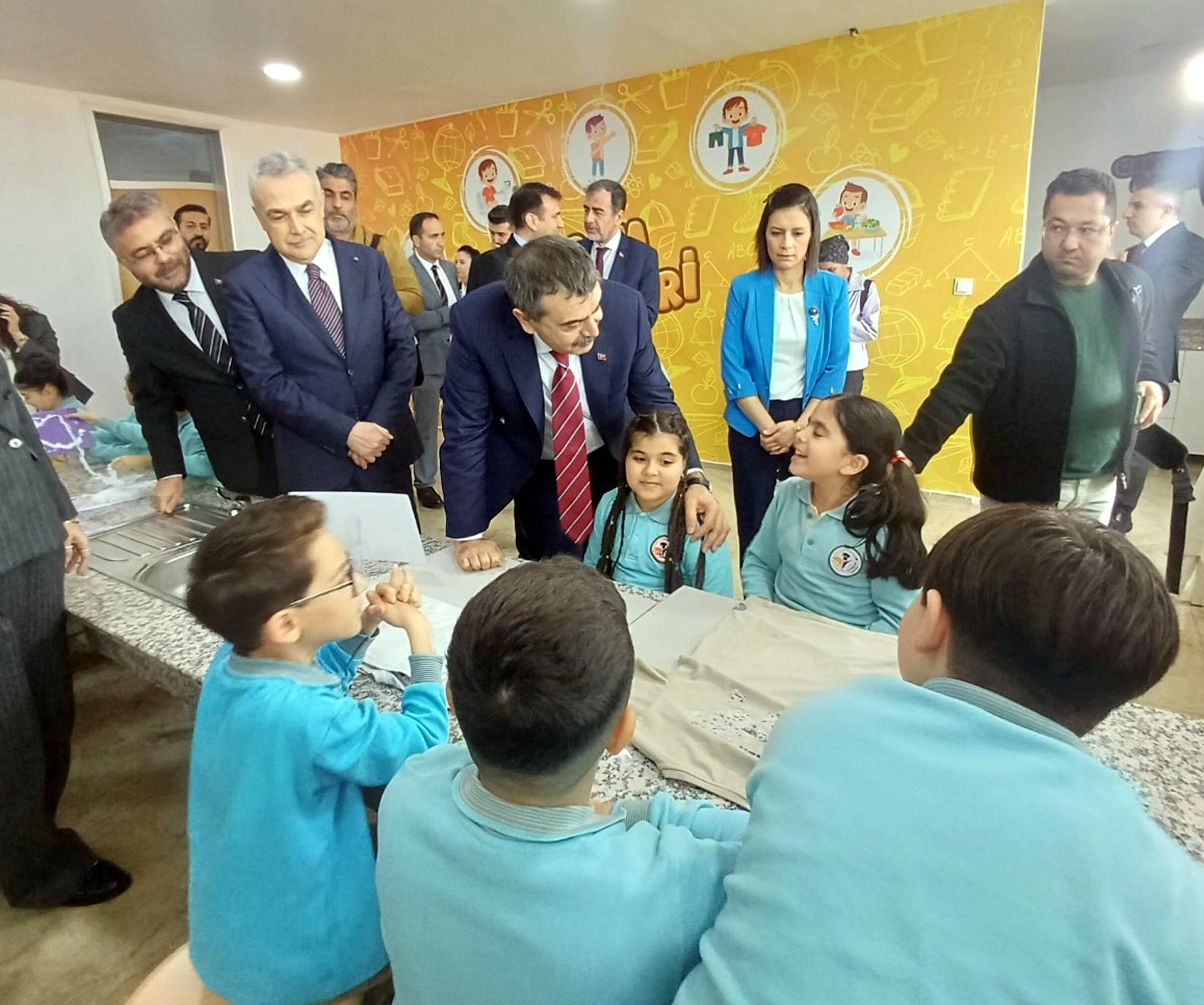 Bakan Yusuf Tekin öğrencilerle