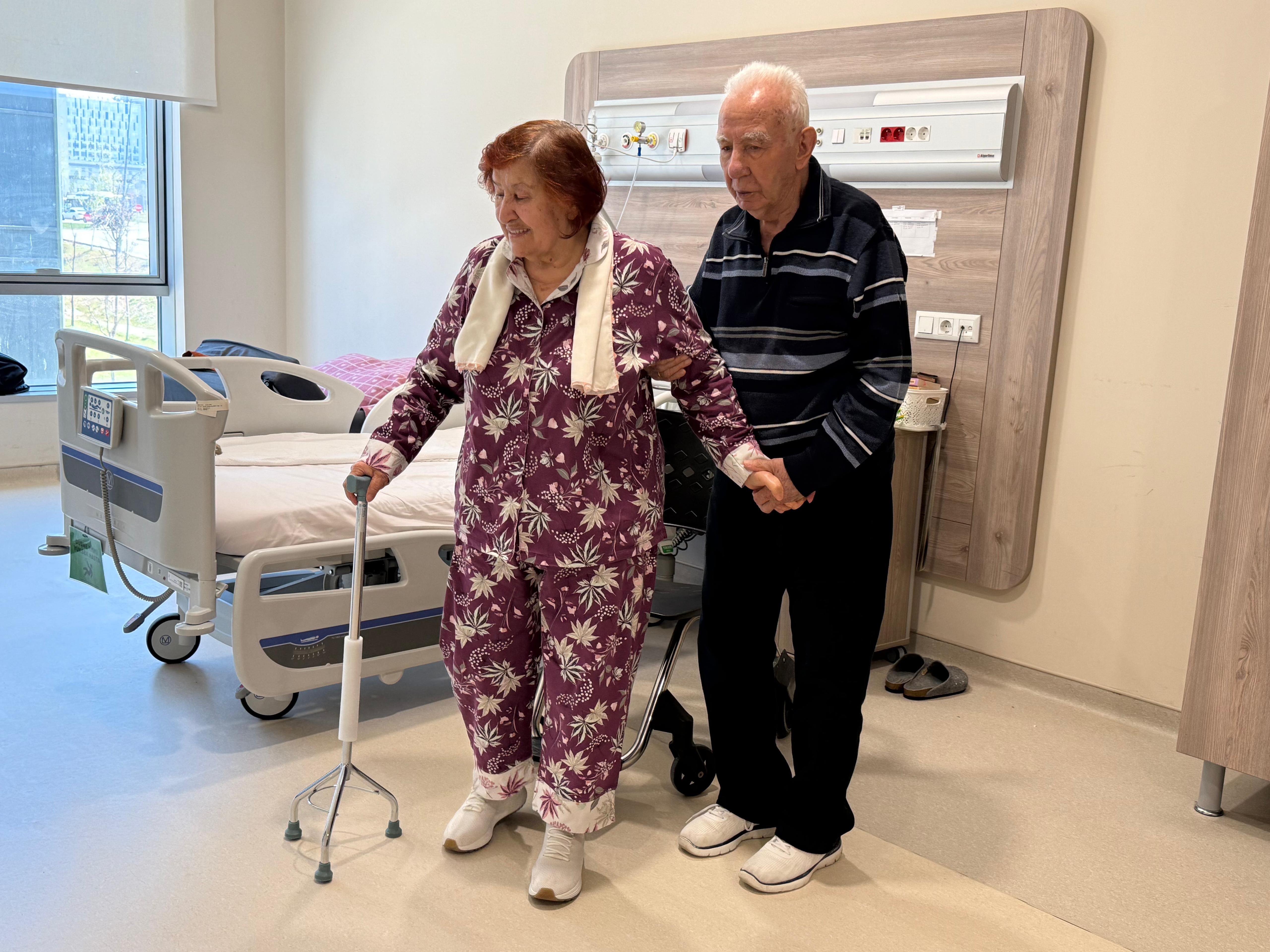 Robotik rehabilitasyon tedavisi gören Fikriye Altuntecim