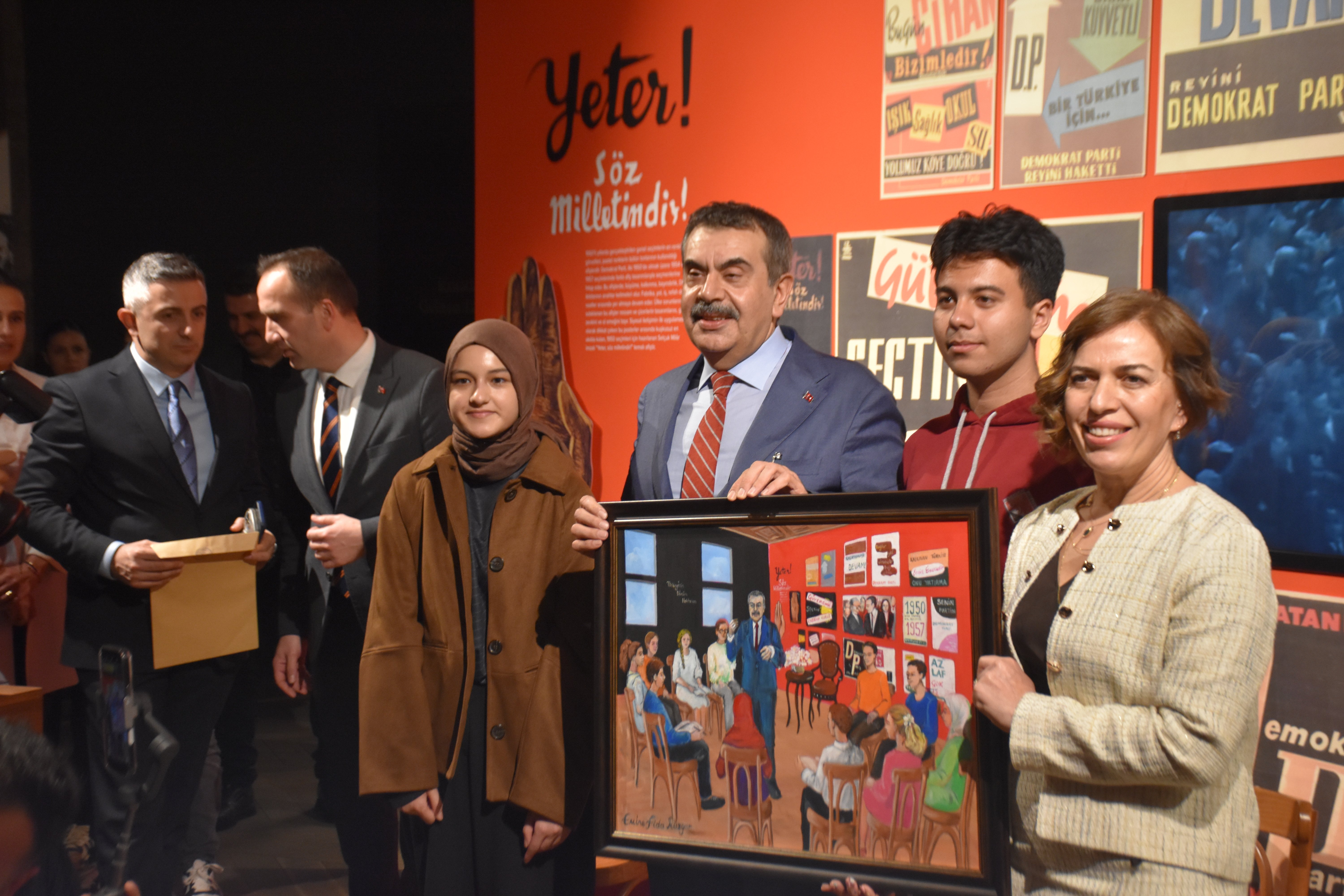 Bakan Tekine Tablo Hediye Ediliyor