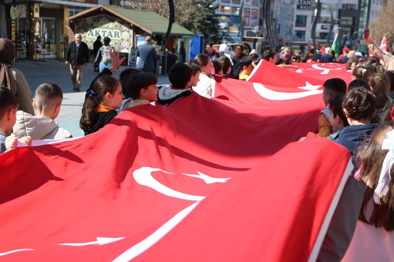 Bolu öğrenciler 200 metrelik Türk bayrağı