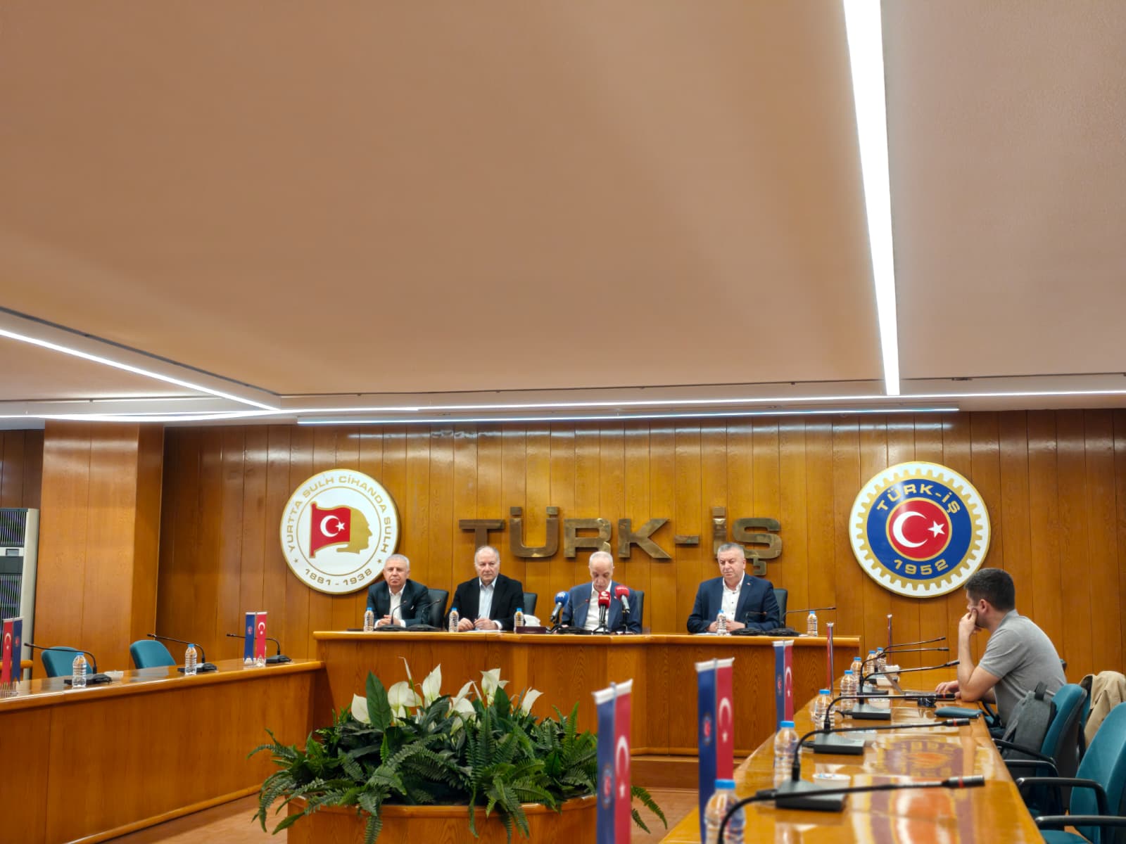 Türk-İş Başkanı Ergün Atalay 1 Mayıs açıklaması yapıyor