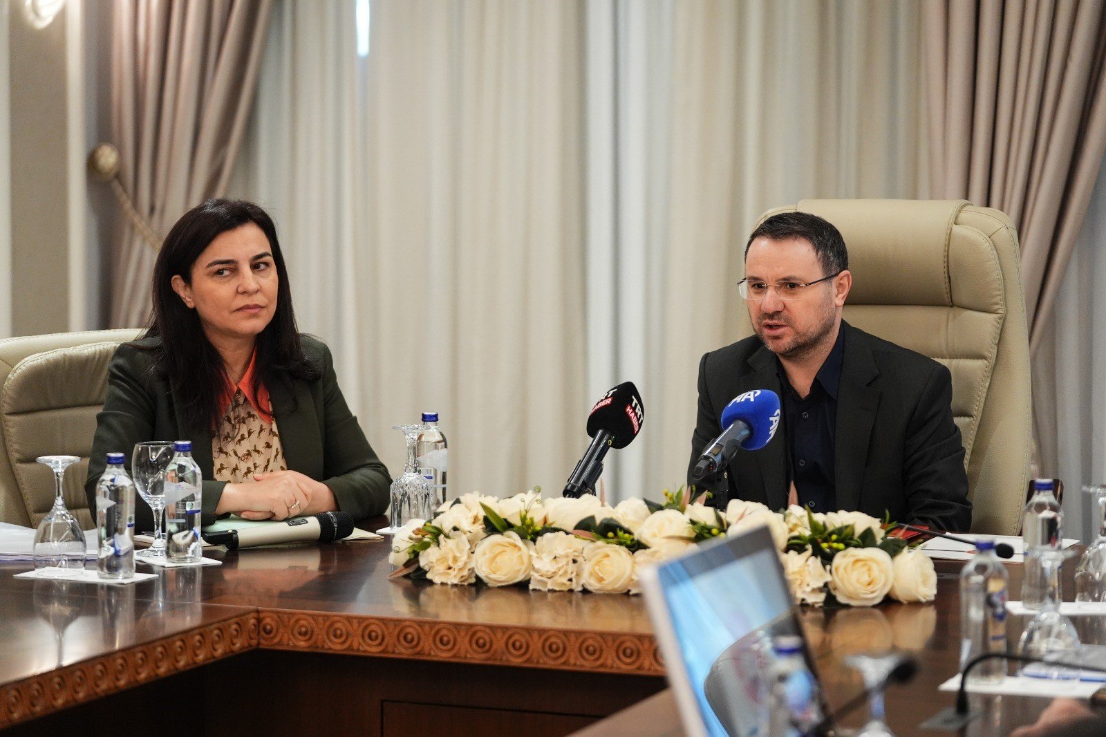 Adalet Bakanı Akın Gürlek toplantıda konuşuyor