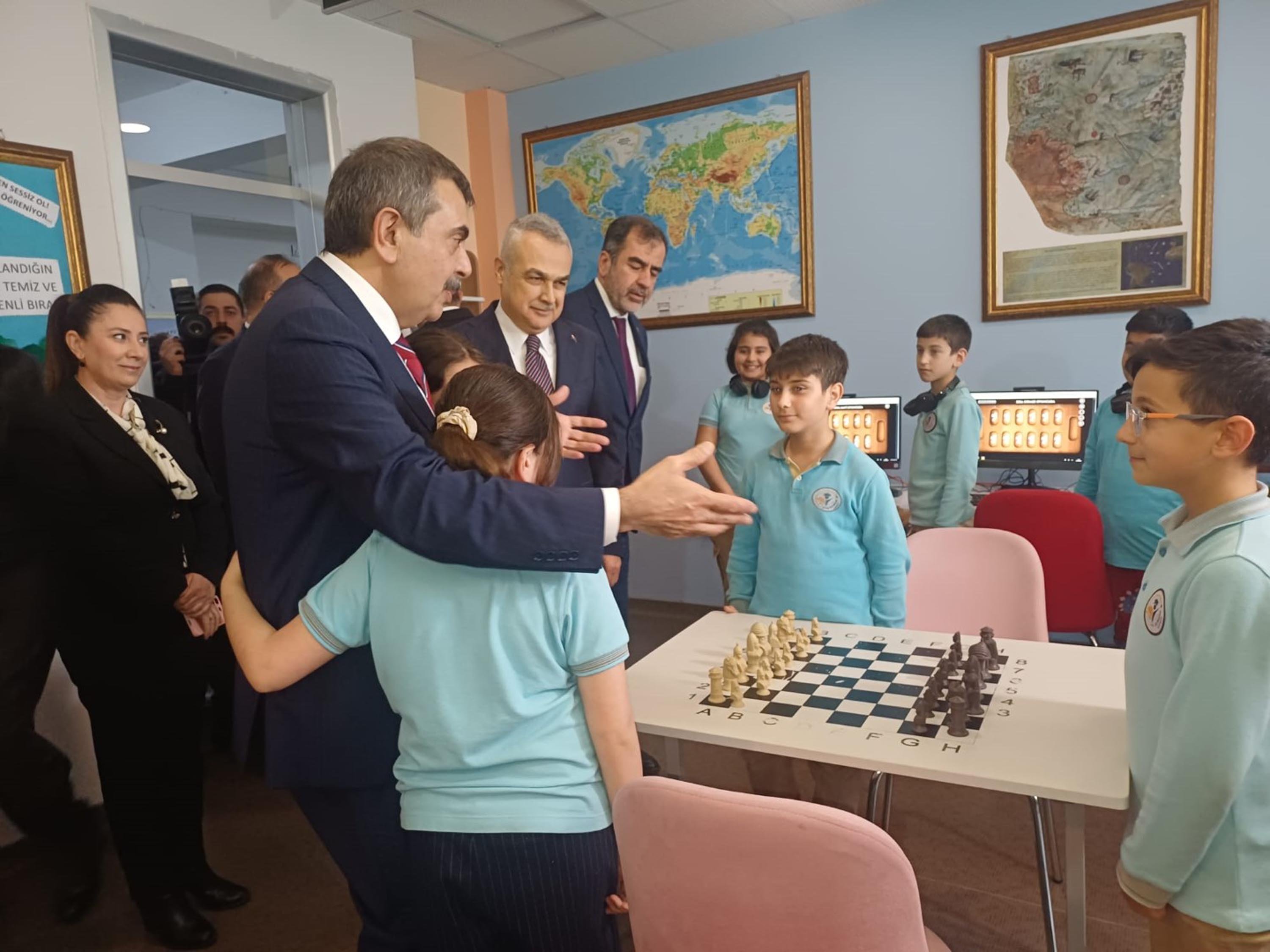 Öğrenciler Bakan Tekin