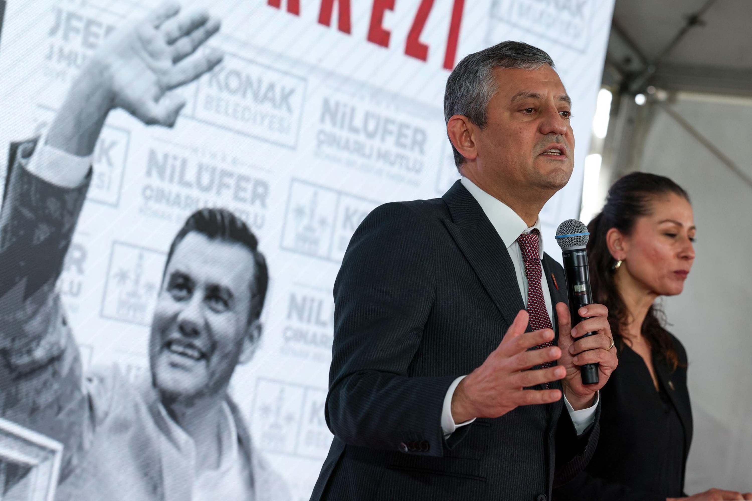 CHP Genel Başkanı Özgür Özel konuşma yaparken