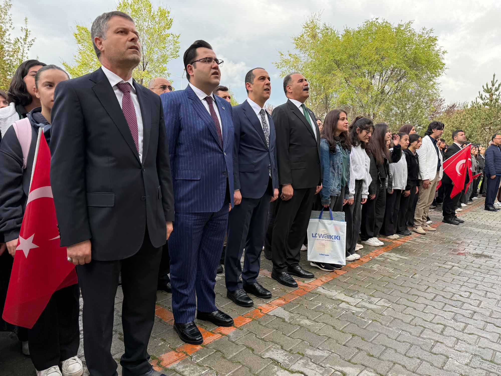 Iğdır Emniyet Müdürü Niyazi Turgay öğrencilerle sohbette