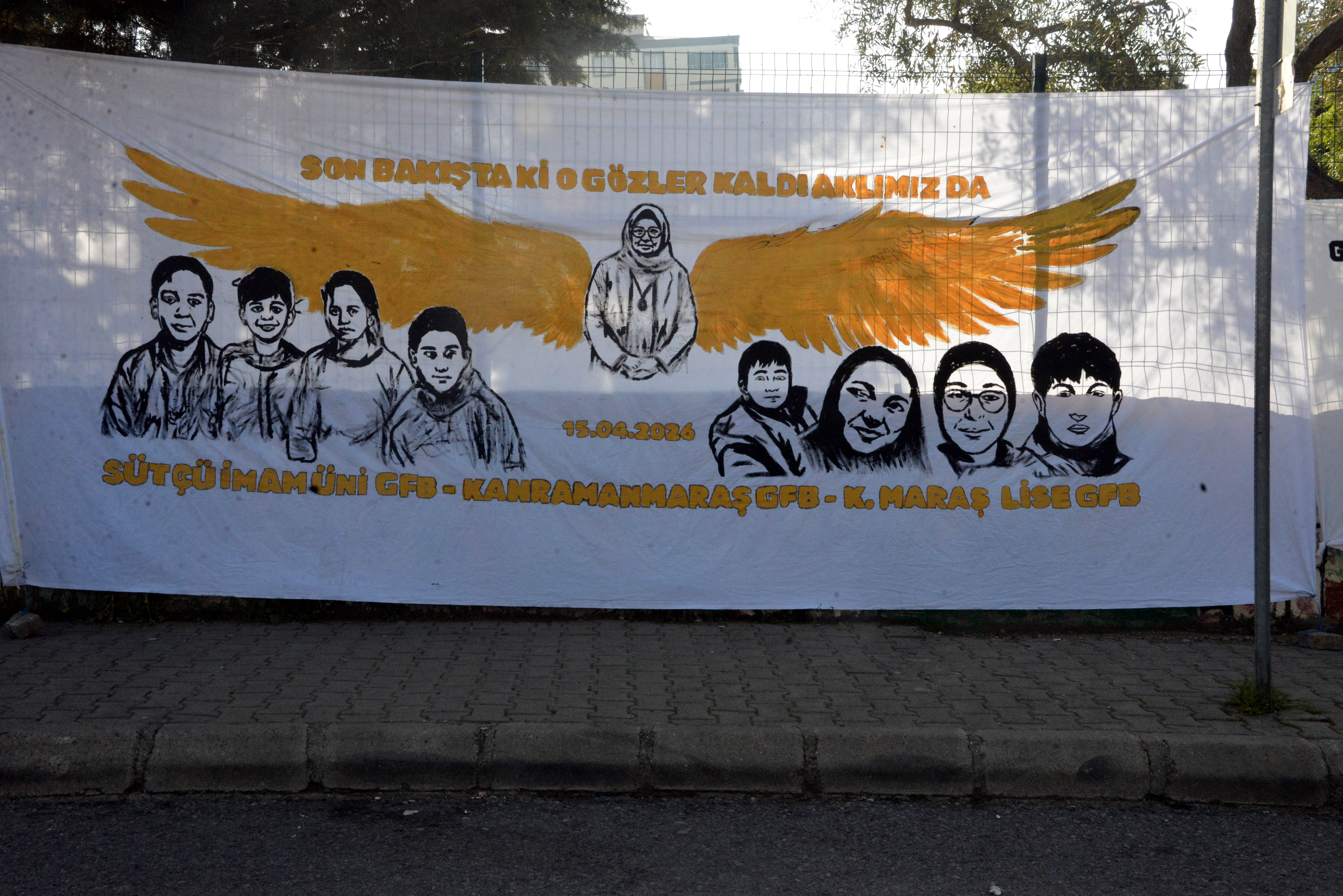 Ayser Çalık Ortaokulu boş bahçe görünümü