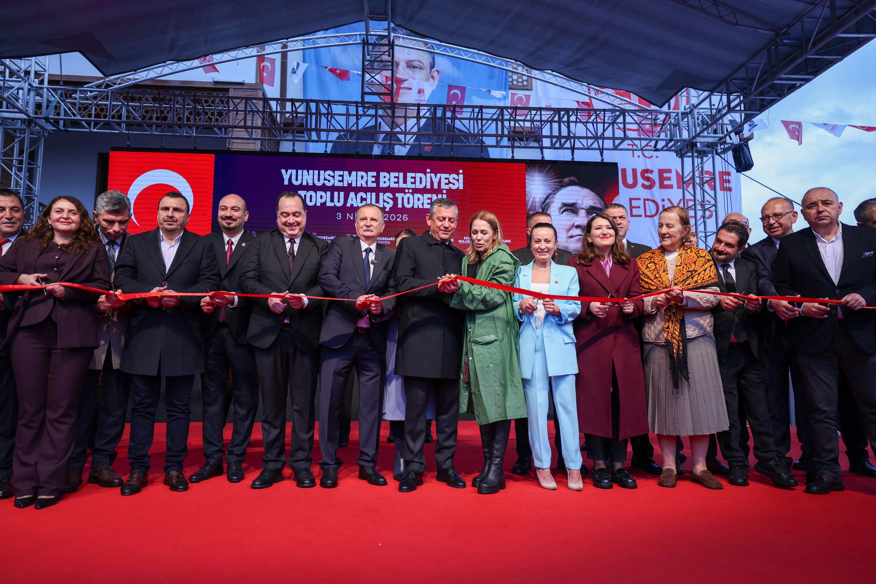 Özgür Özel konuşma yaparken