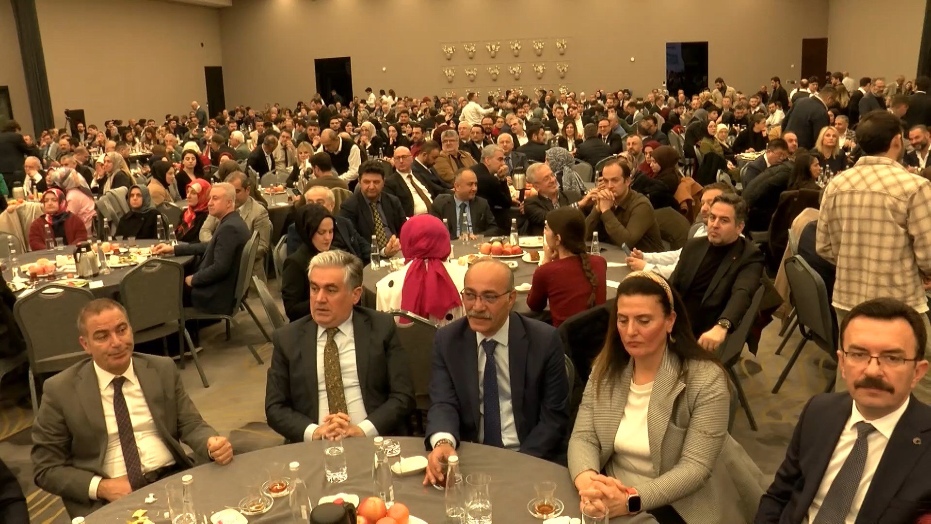 Bakan Tekin konuşmasını sürdürüyor