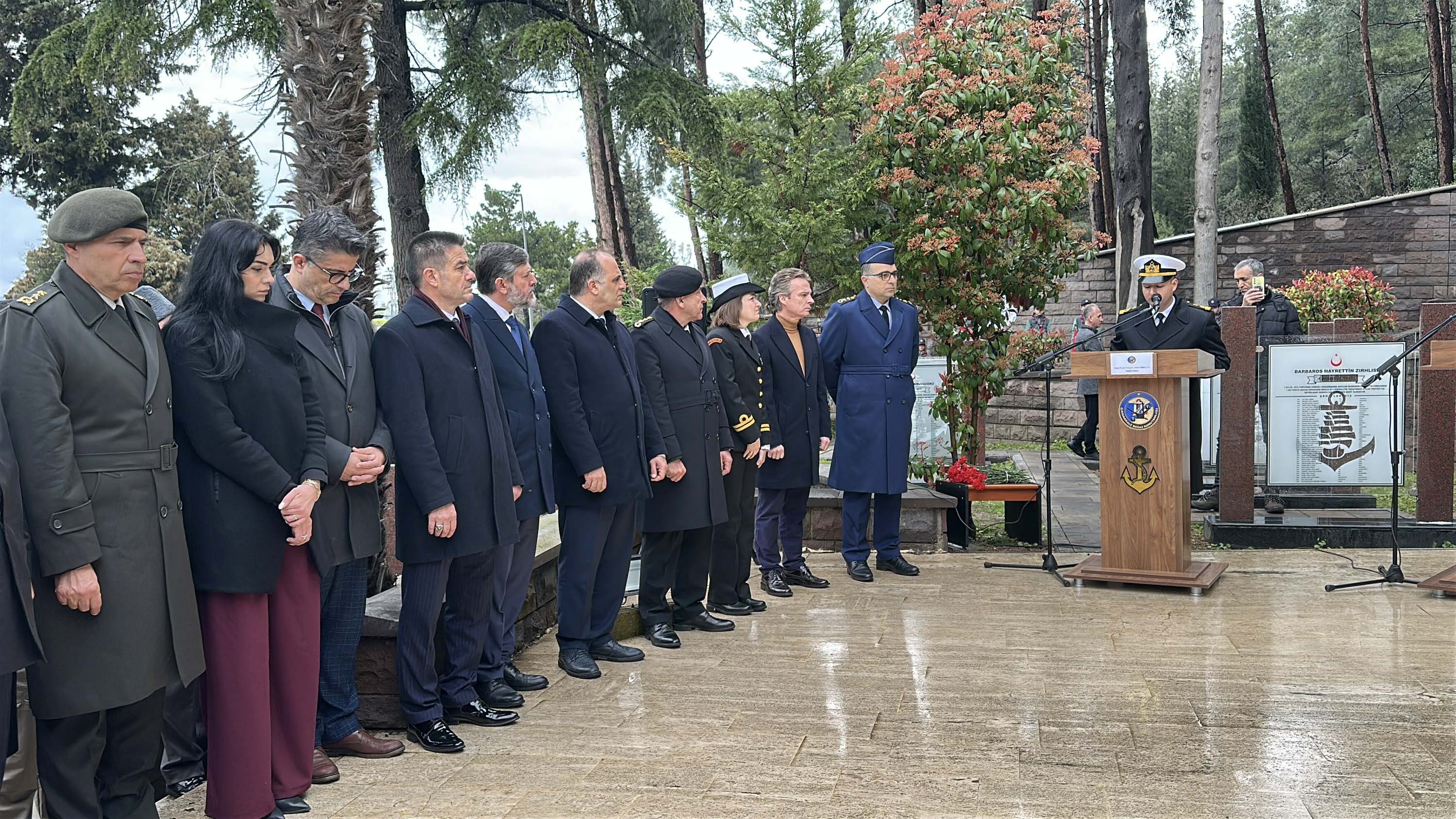 TCG Dumlupınar şehitleri için denizde anma