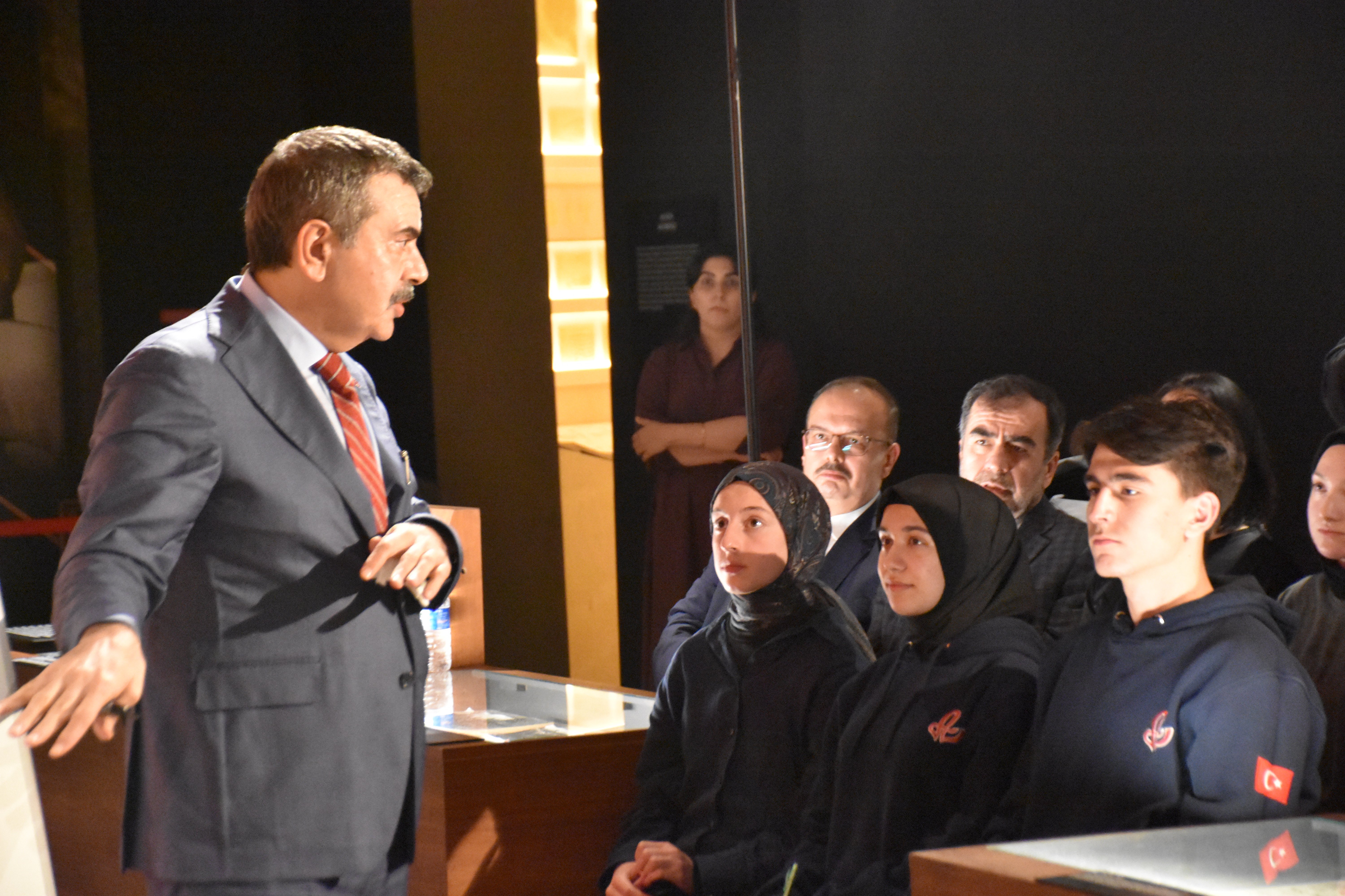 Bakan Tekin Öğrencilerle Bir Arada