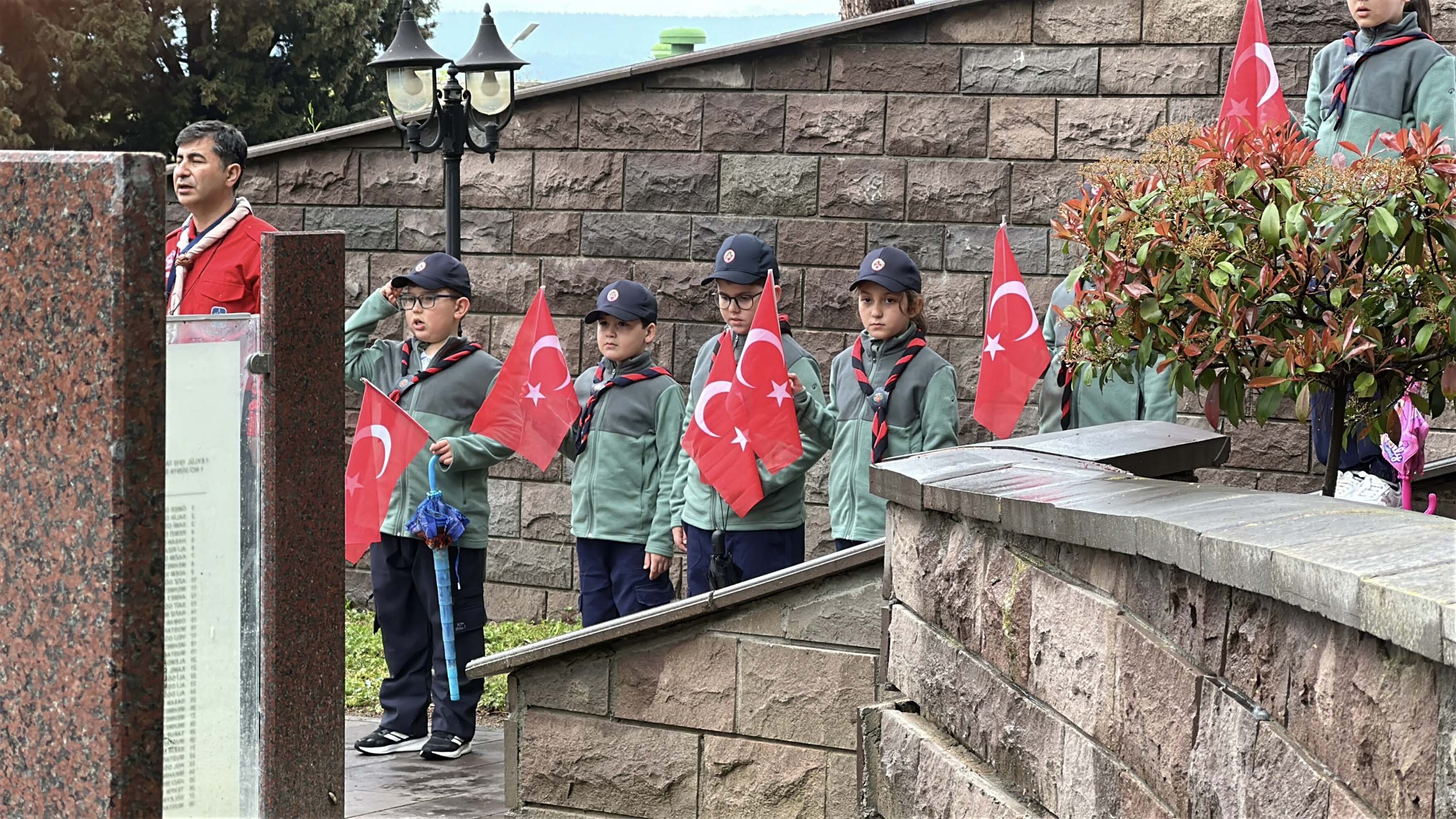 Şehitlikte anma töreni