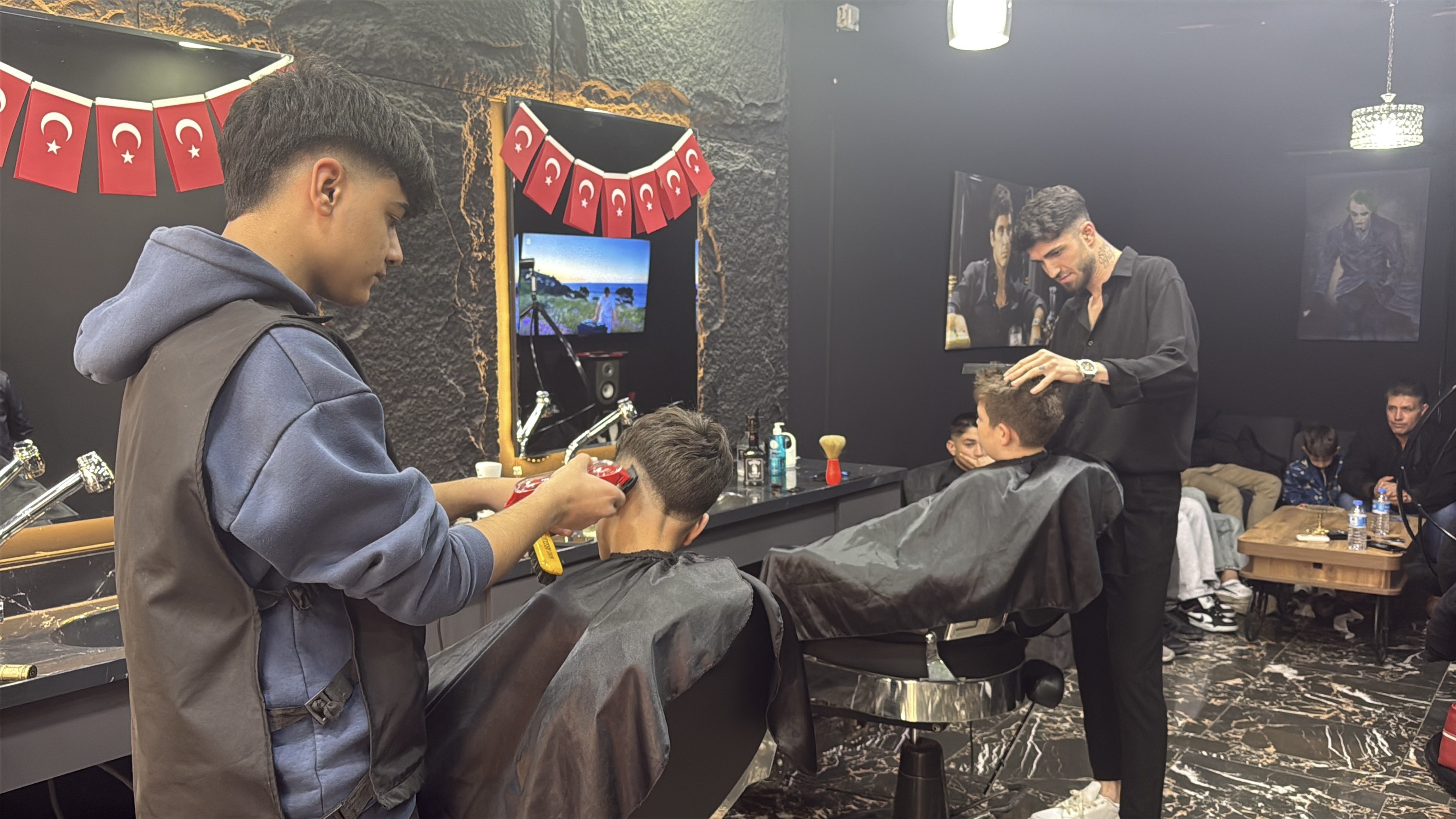 Mehdi Kabak çocukları tıraş ediyor